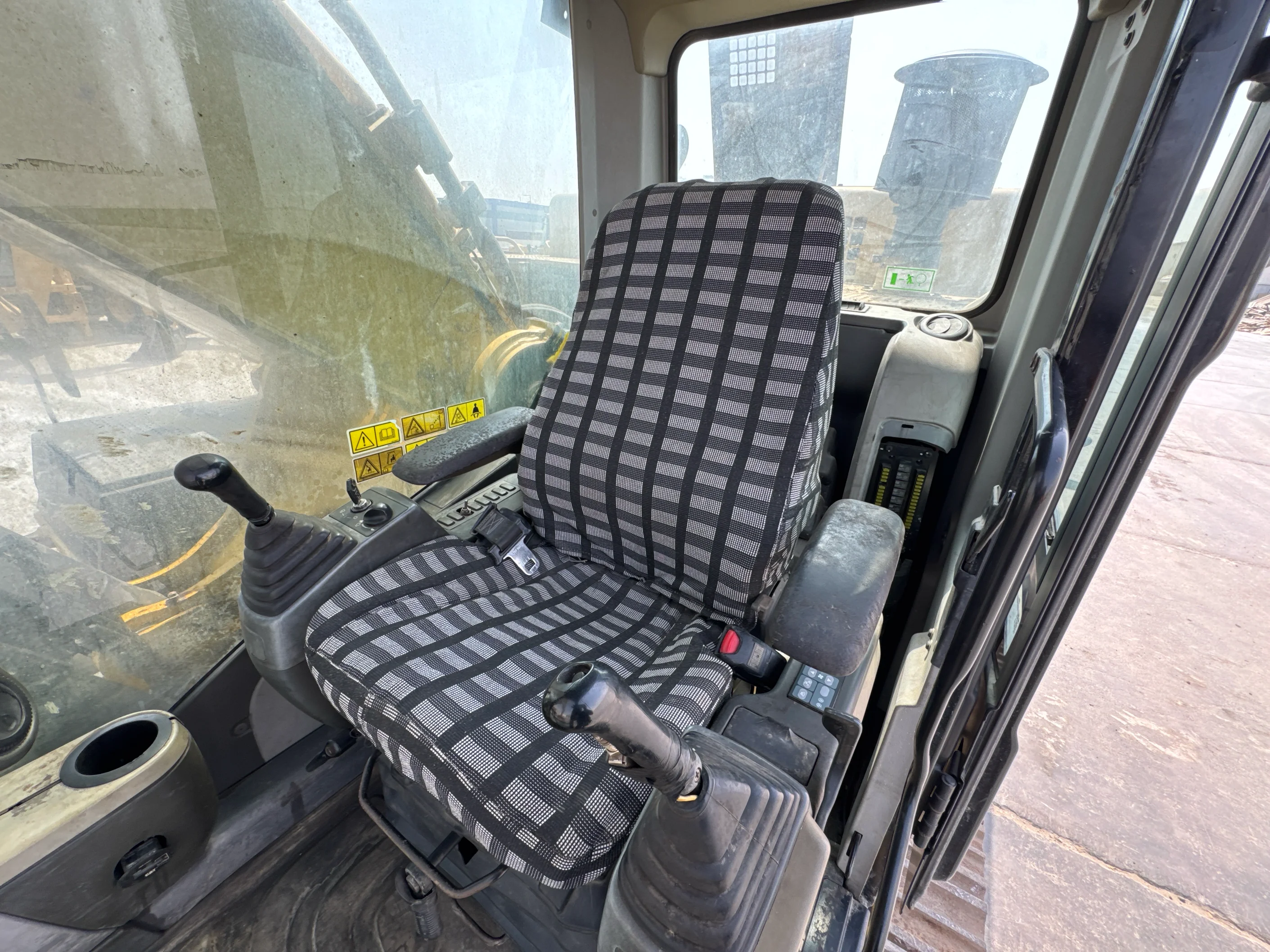 LEX-004-Cat-349D2L-large-excavator-inspection-cabin-seats-armrests