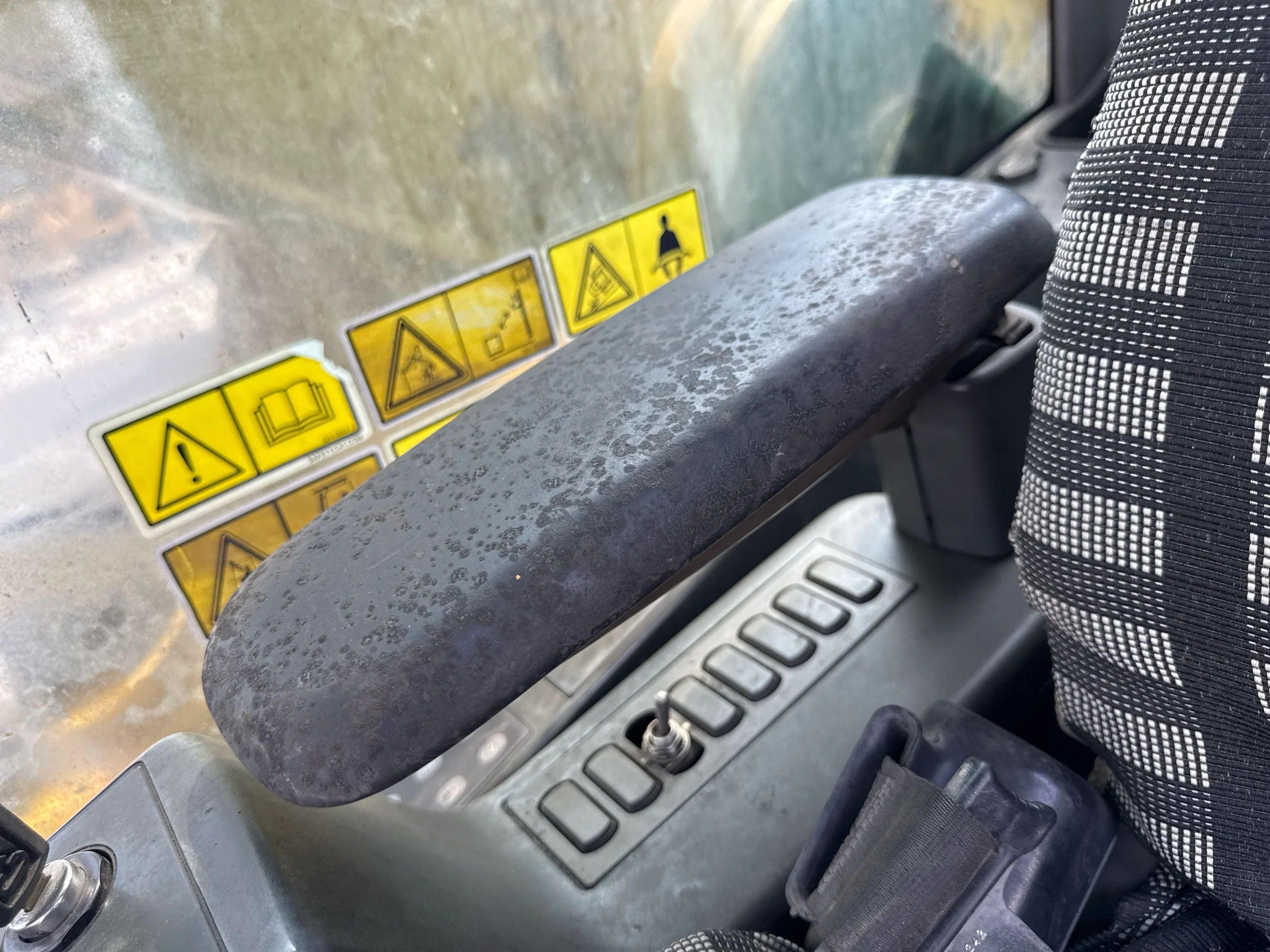 LEX-004-Cat-349D2L-large-excavator-inspection-cabin-seats-armrests
