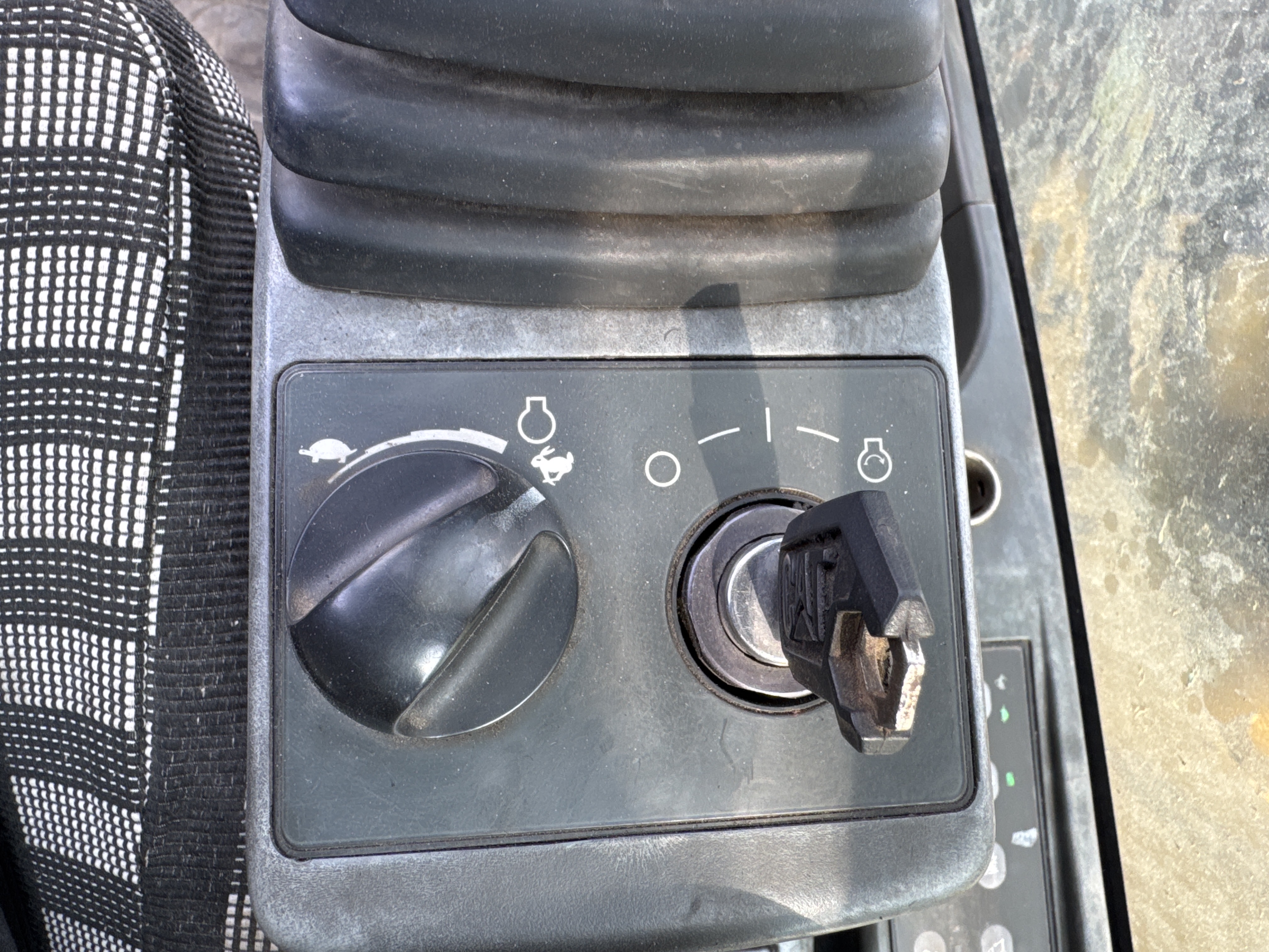 LEX-004-Cat-349D2L-large-excavator-inspection-cabin-electronic-instrument-board
