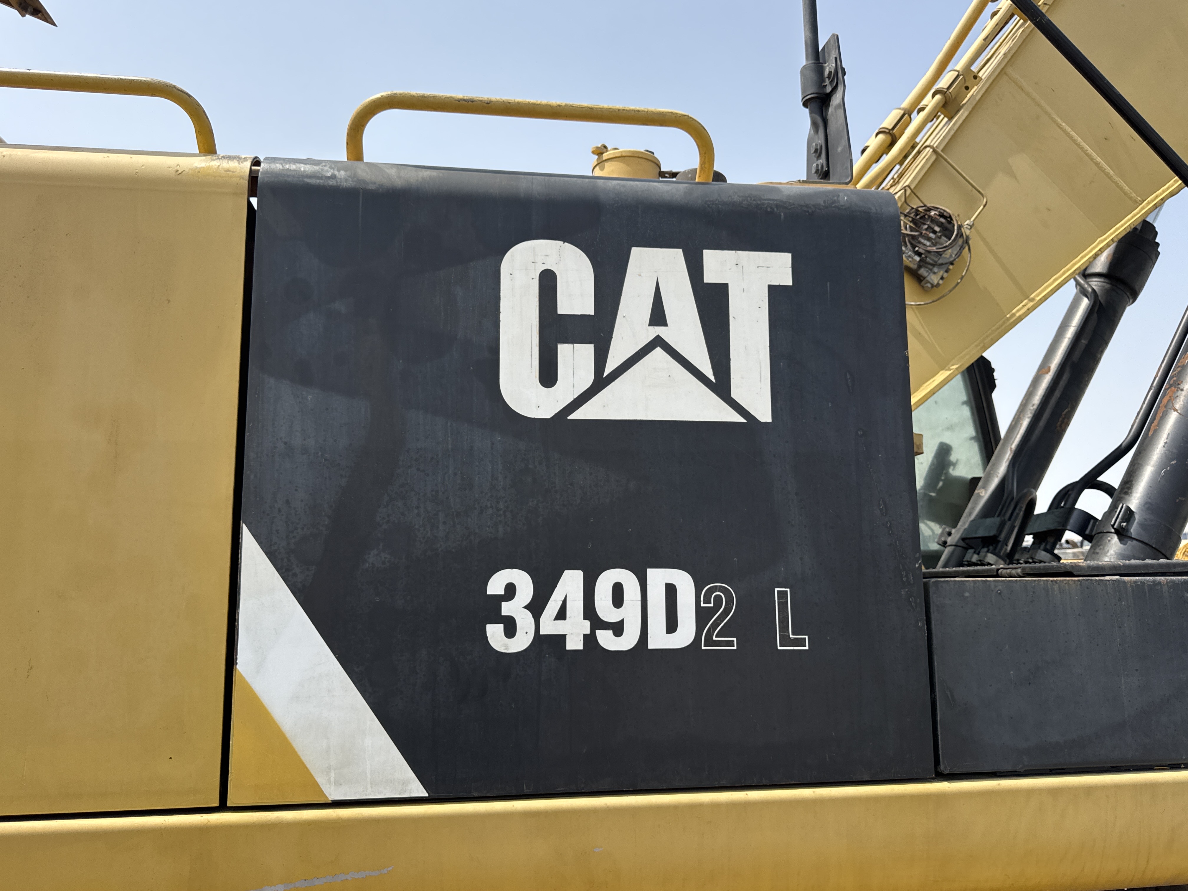 LEX-004-Cat-349D2L-large-excavator-inspection-engine-fuel-tank