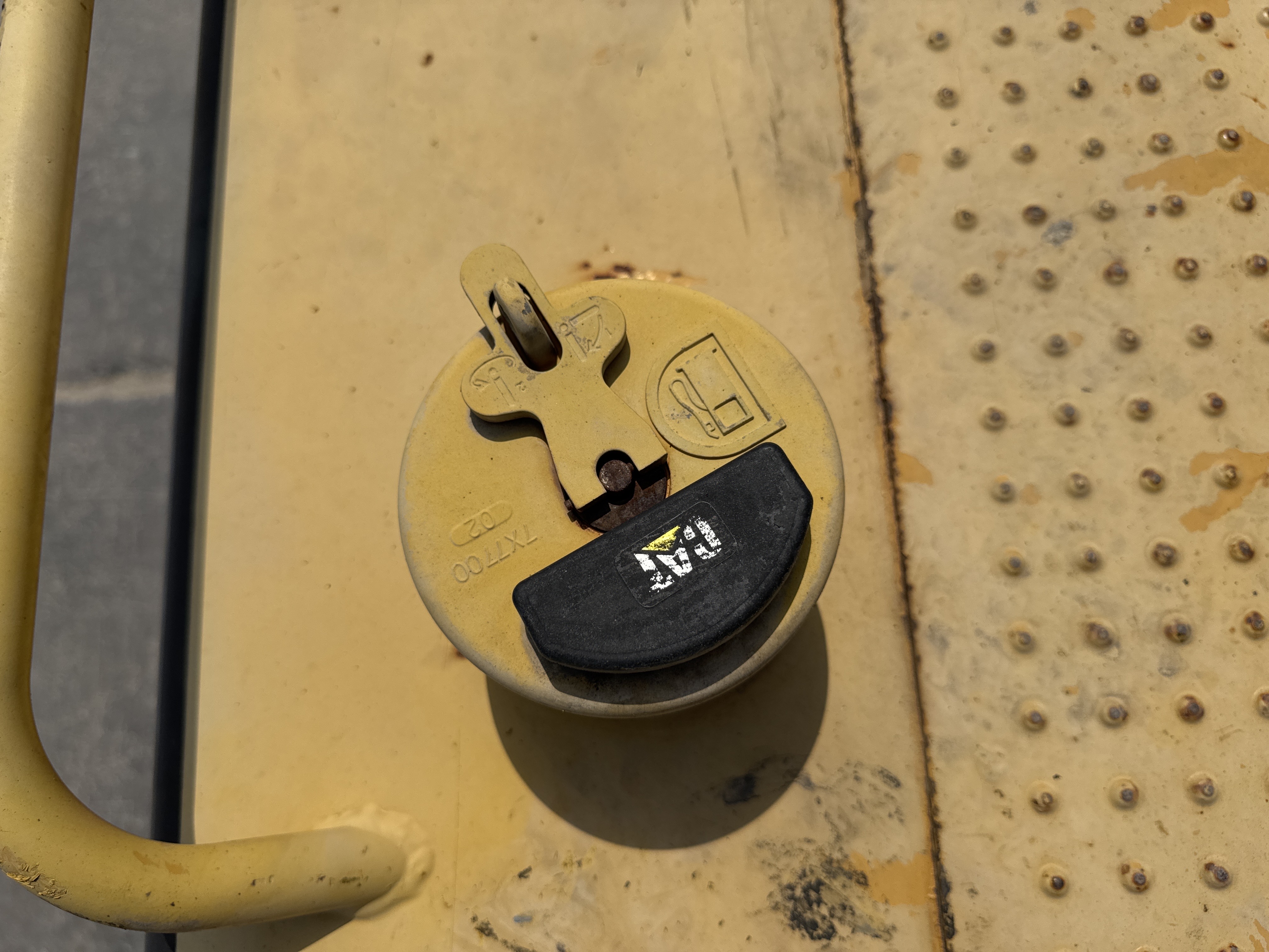 LEX-004-Cat-349D2L-large-excavator-inspection-engine-fuel-tank