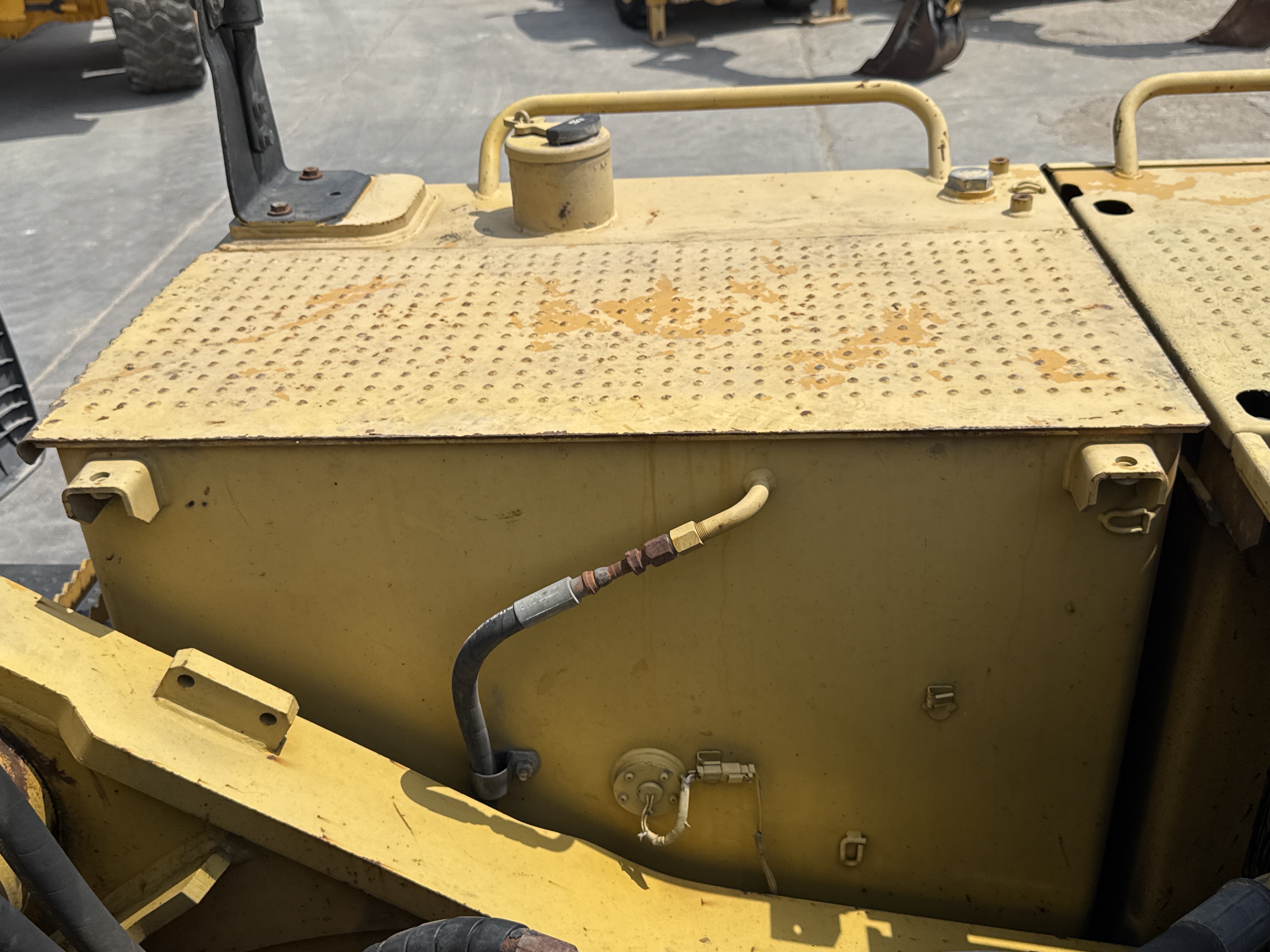 LEX-004-Cat-349D2L-large-excavator-inspection-engine-fuel-tank