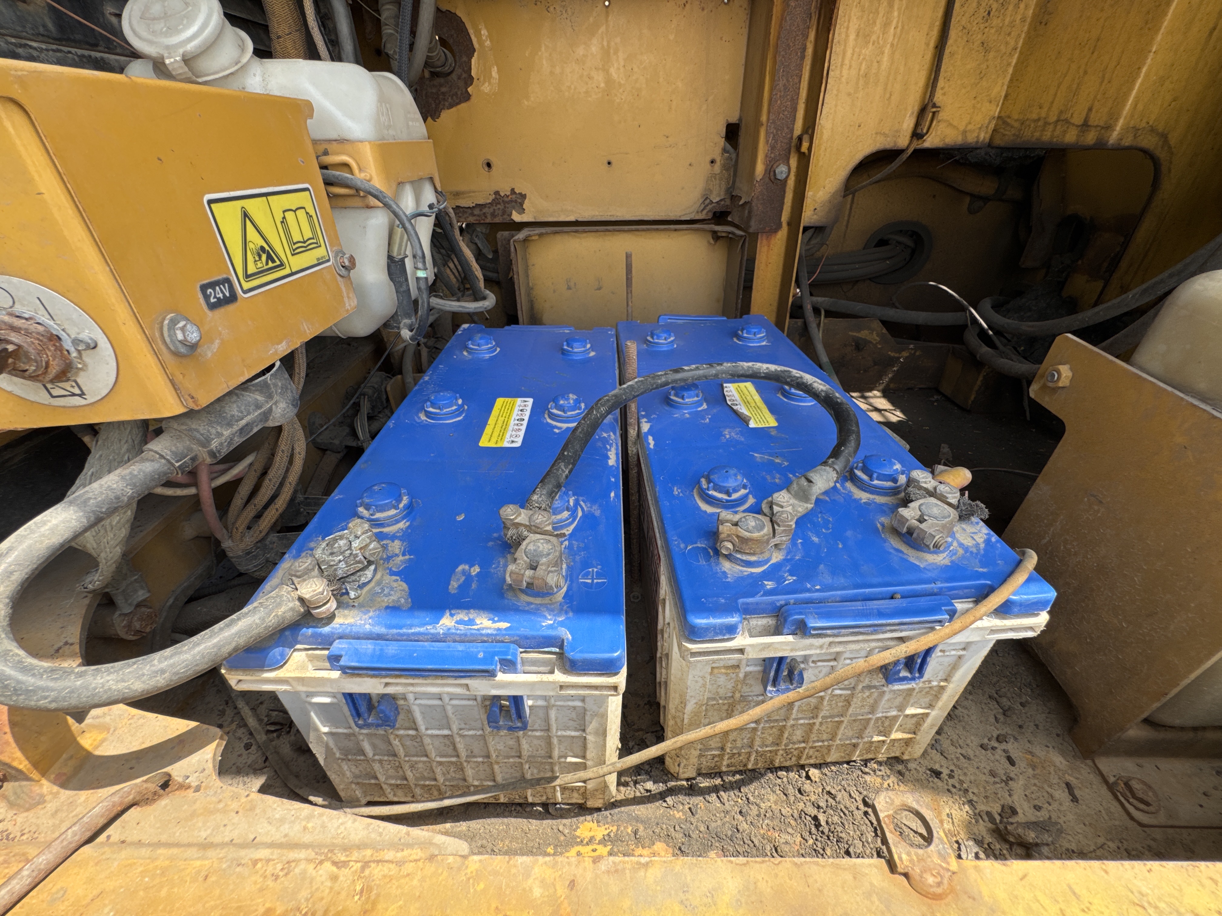 LEX-004-Cat-349D2L-large-excavator-inspection-electronics-battery
