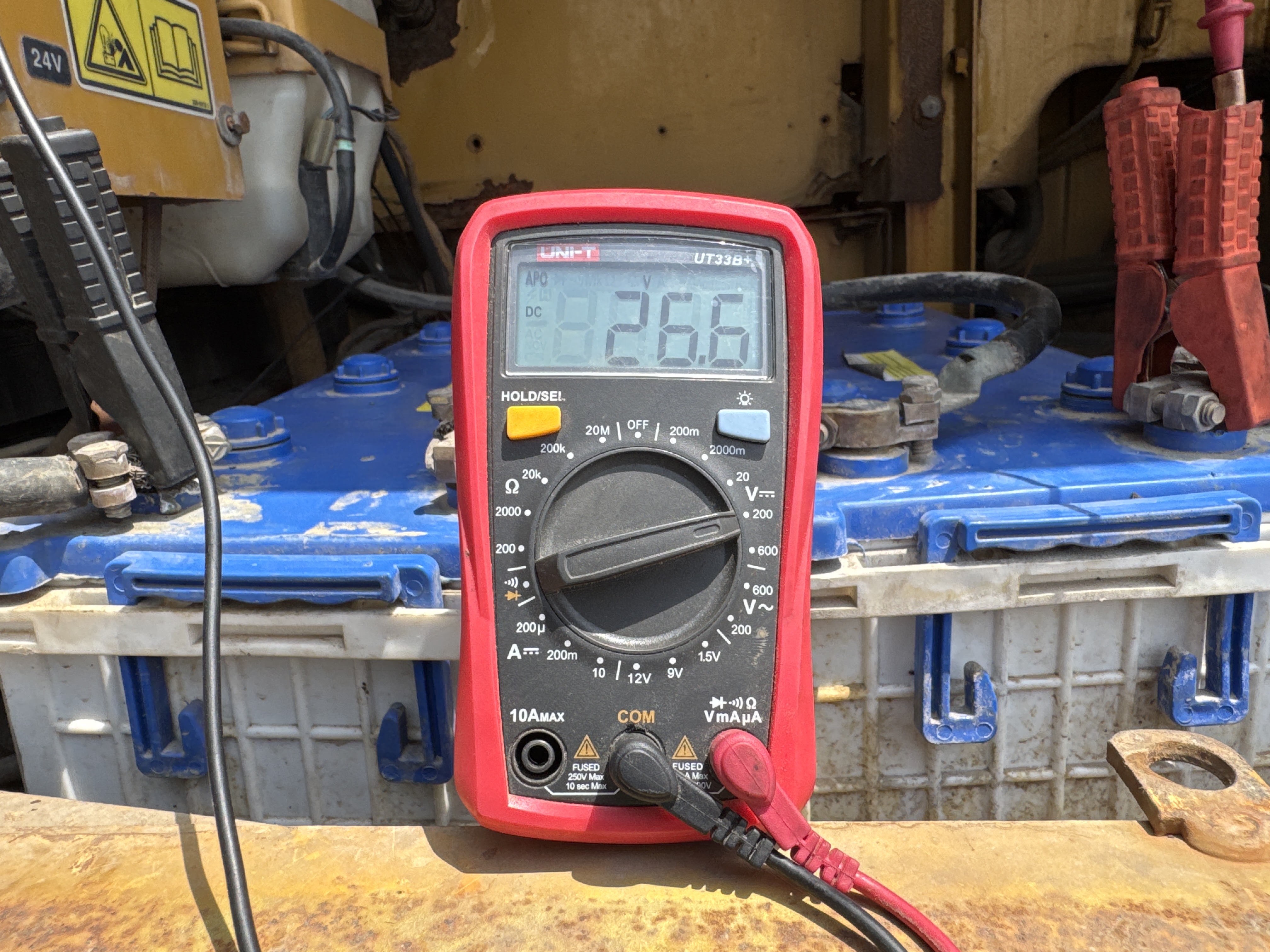 LEX-004-Cat-349D2L-large-excavator-inspection-electronics-battery