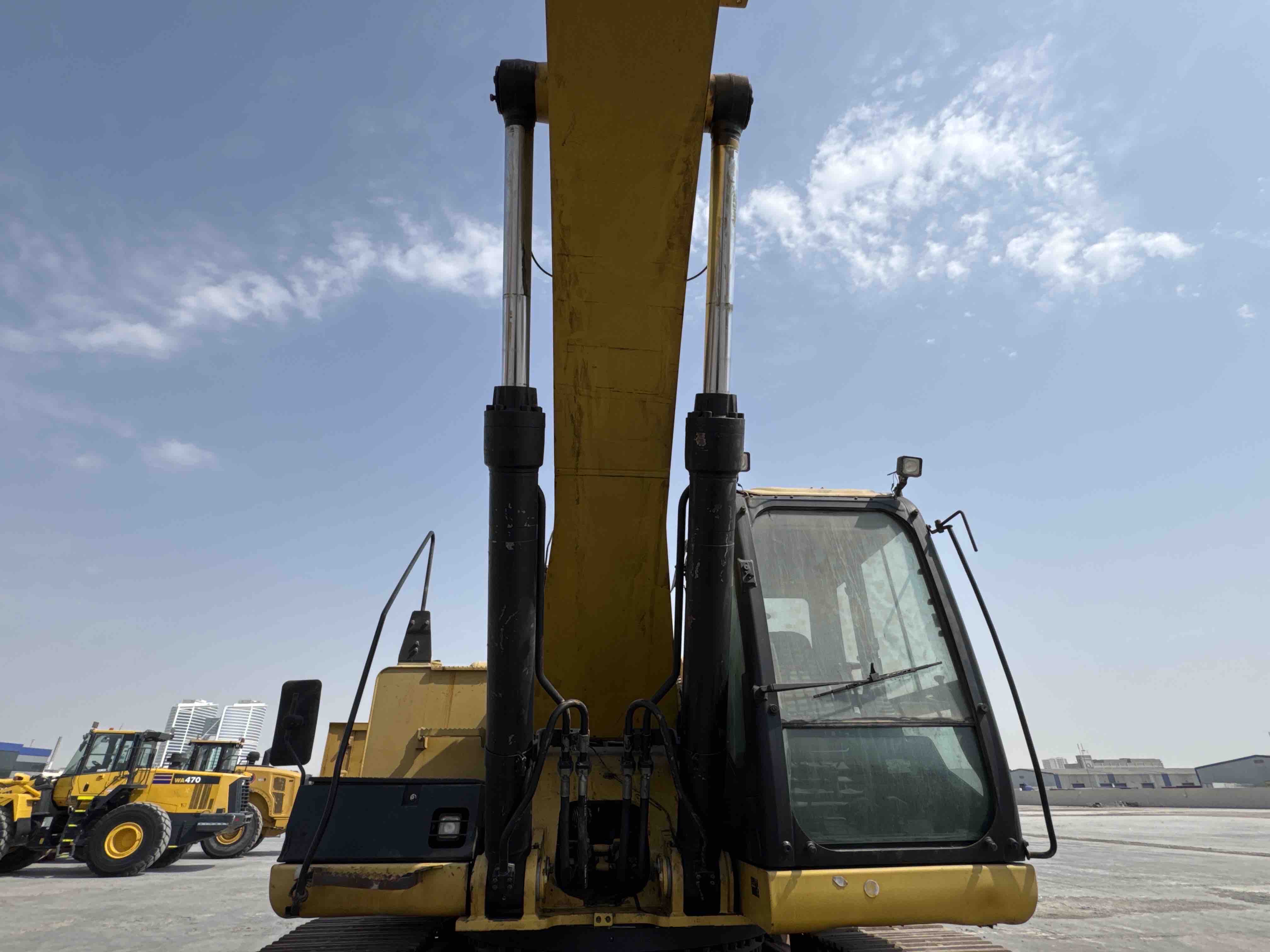 LEX-004-Cat-349D2L-large-excavator-inspection-hydraulics-boom-lift-cylinder