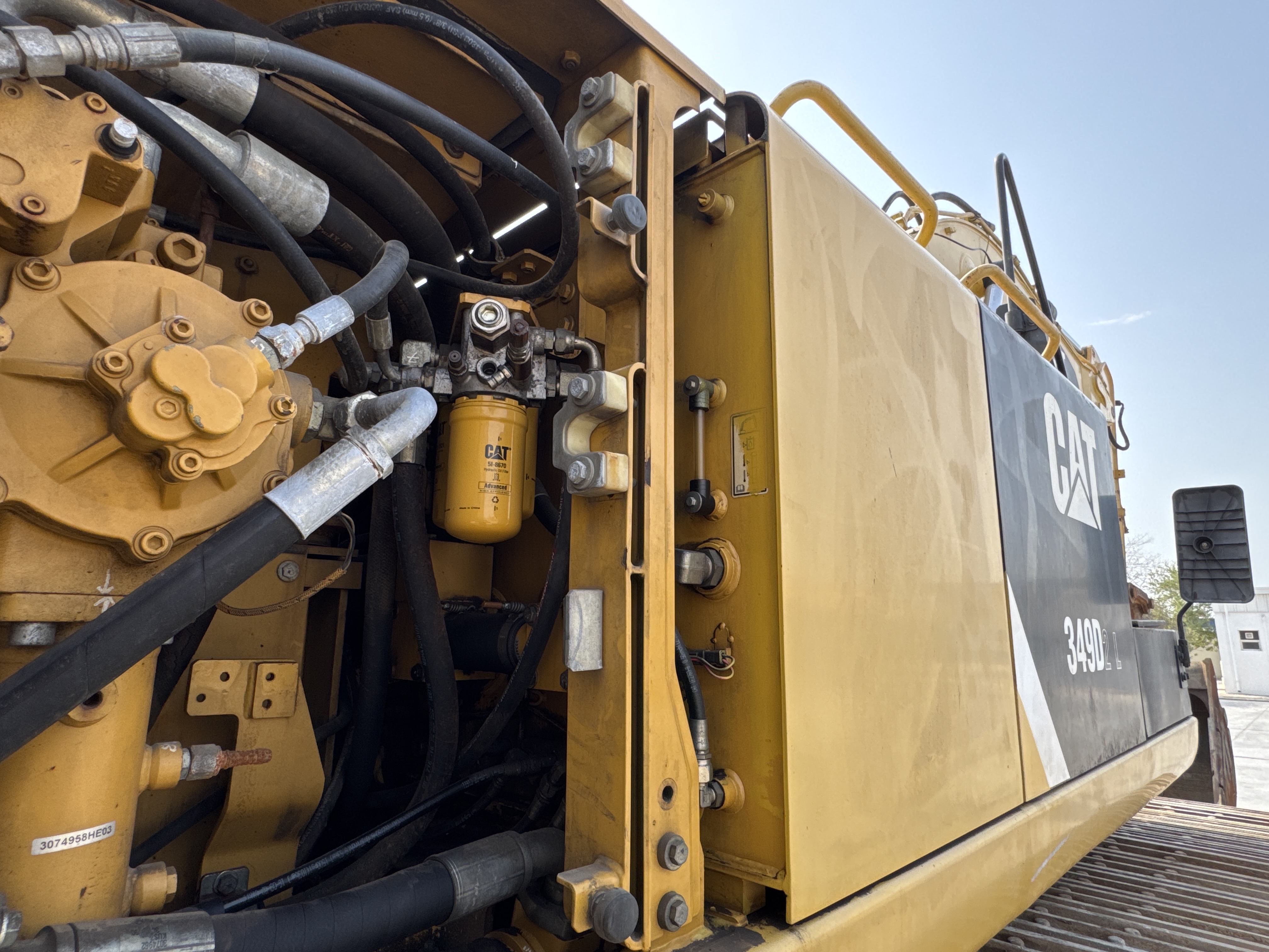 LEX-004-Cat-349D2L-large-excavator-inspection-hydraulics-hydraulic-tank