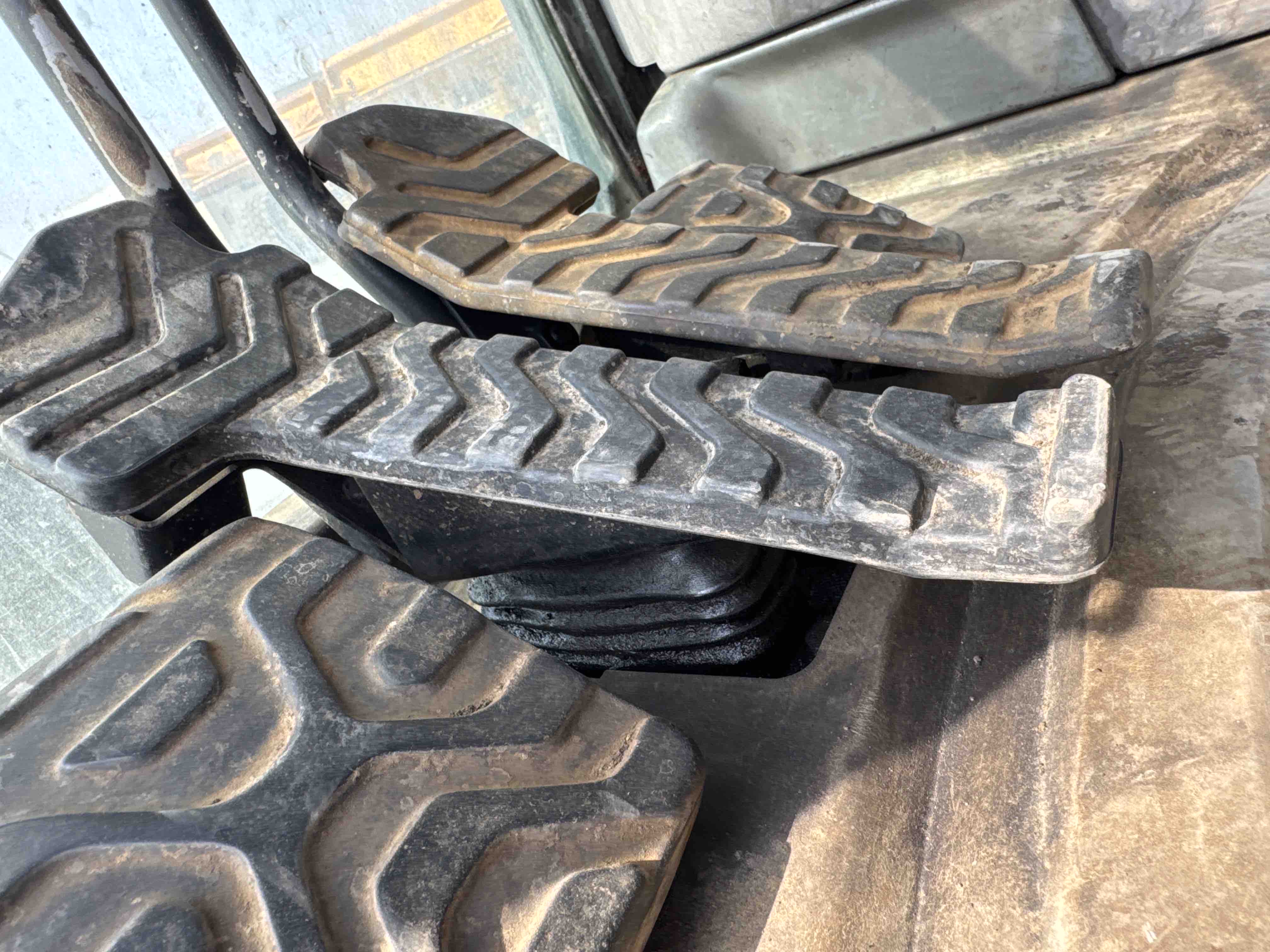 LEX-004-Cat-349D2L-large-excavator-inspection-cabin-pedals