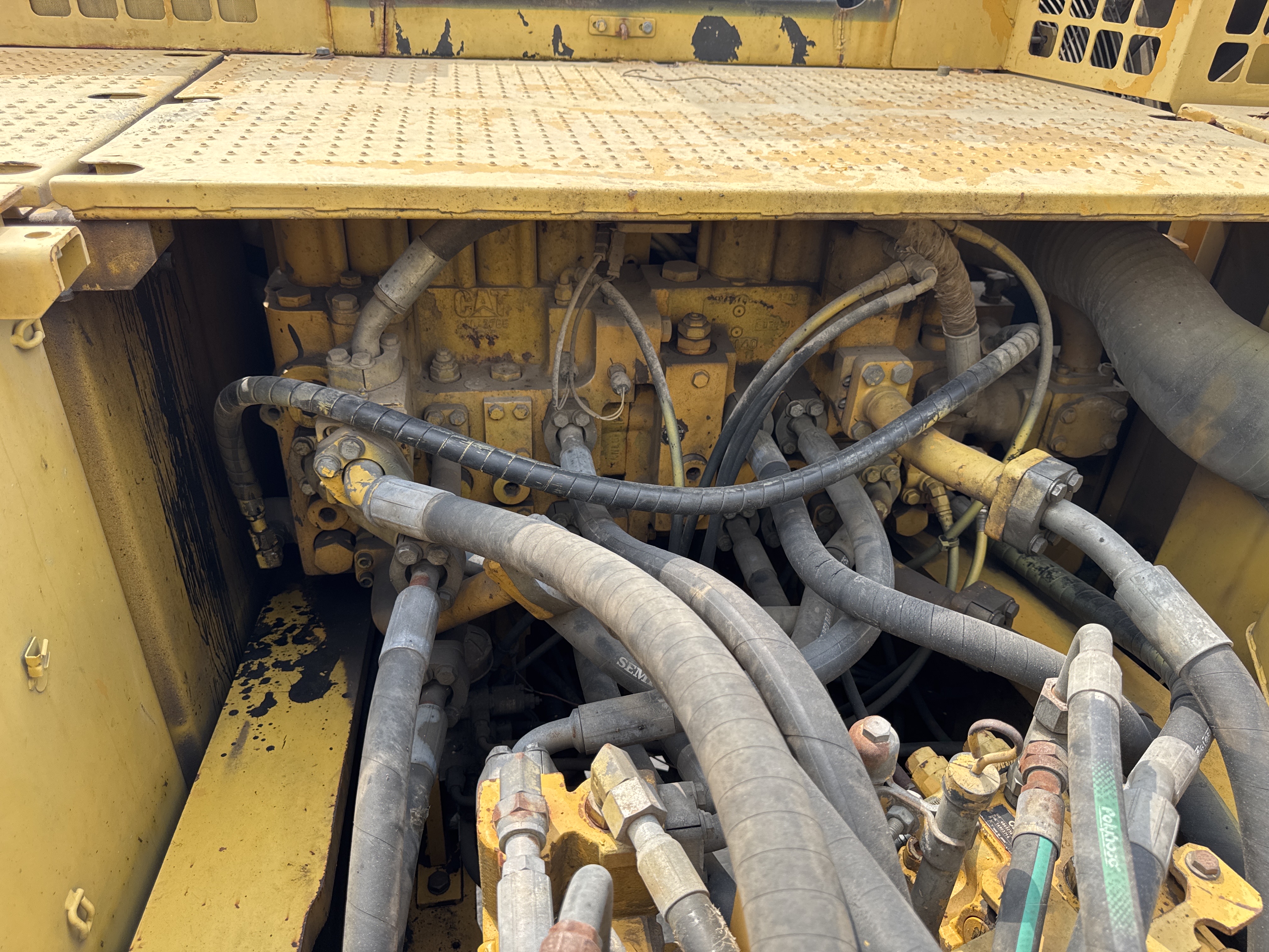LEX-004-Cat-349D2L-large-excavator-inspection-hydraulics-main-control-valve-MCV