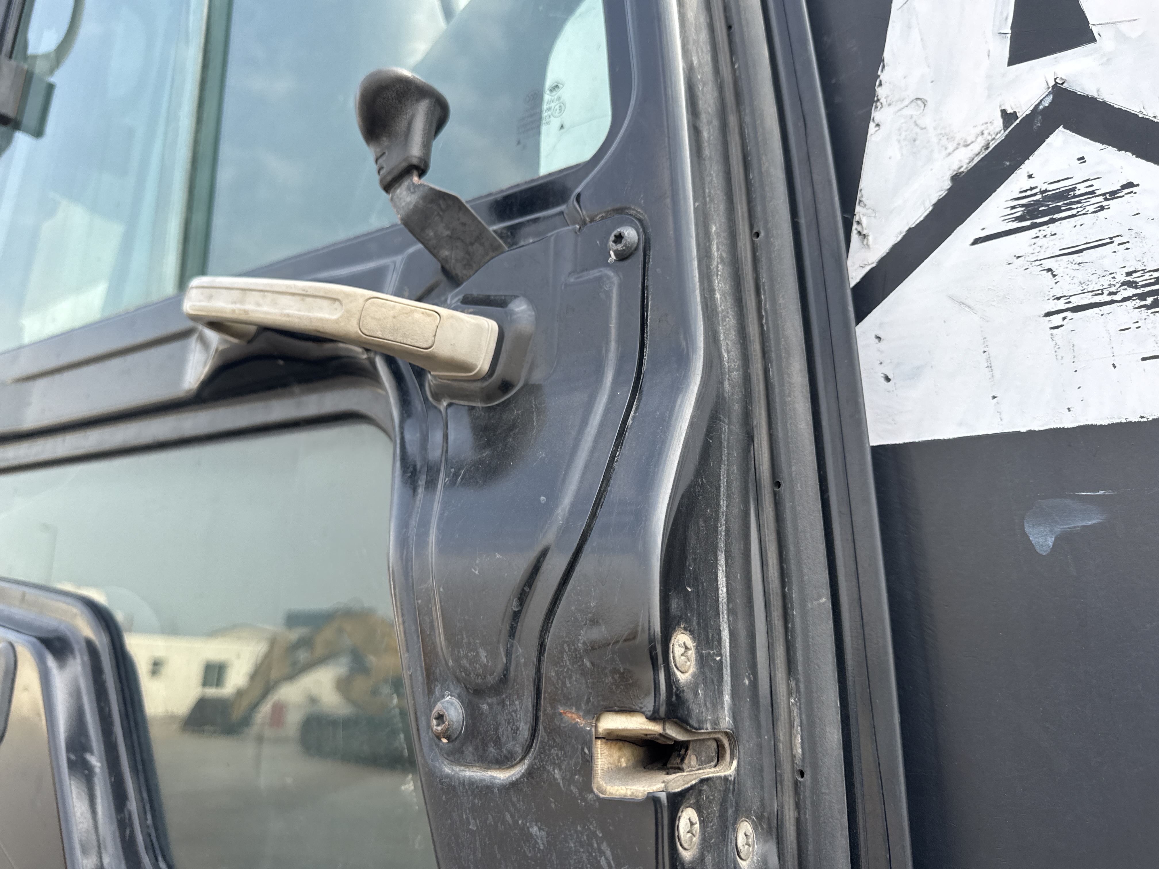 LEX-004-Cat-349D2L-large-excavator-inspection-cabin-door-handles