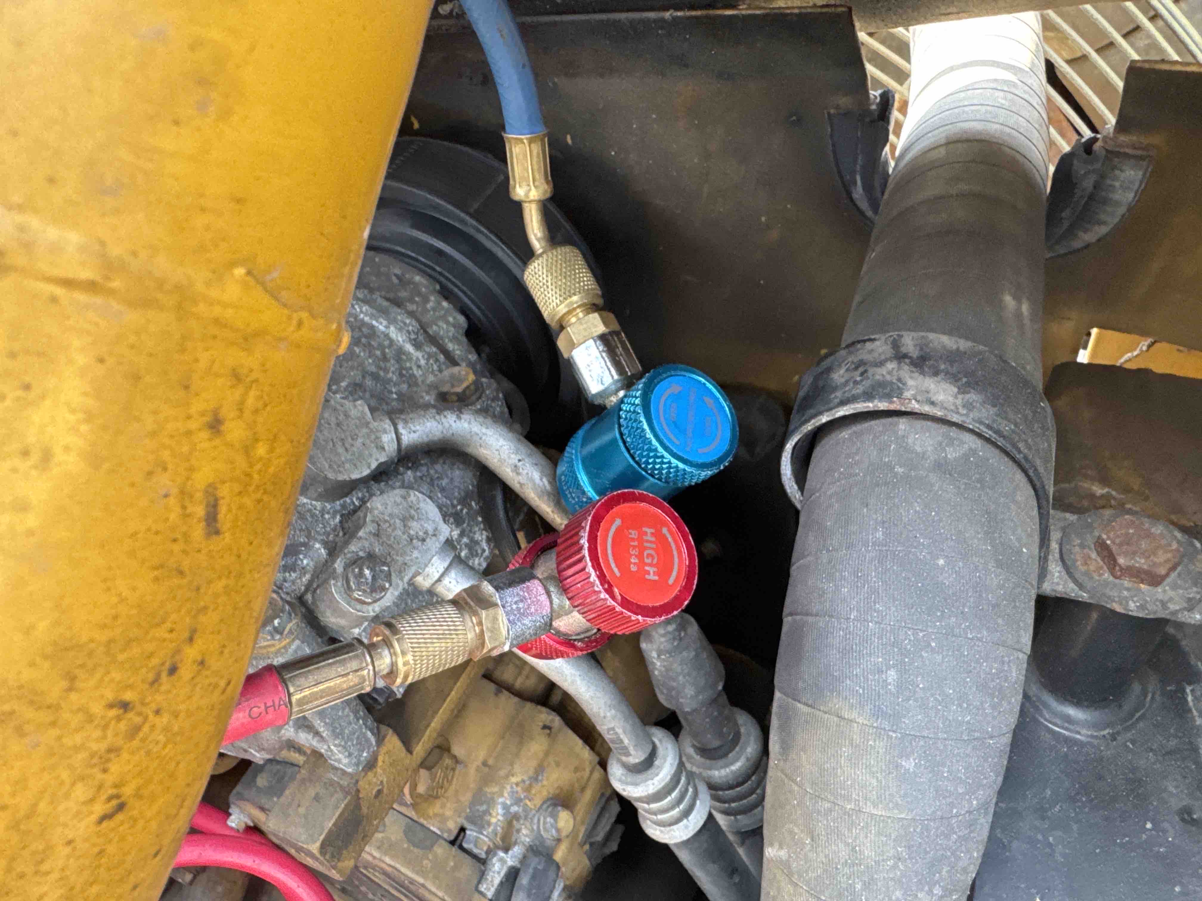 LEX-004-Cat-349D2L-large-excavator-inspection -air-conditioning-refrigerant-lines