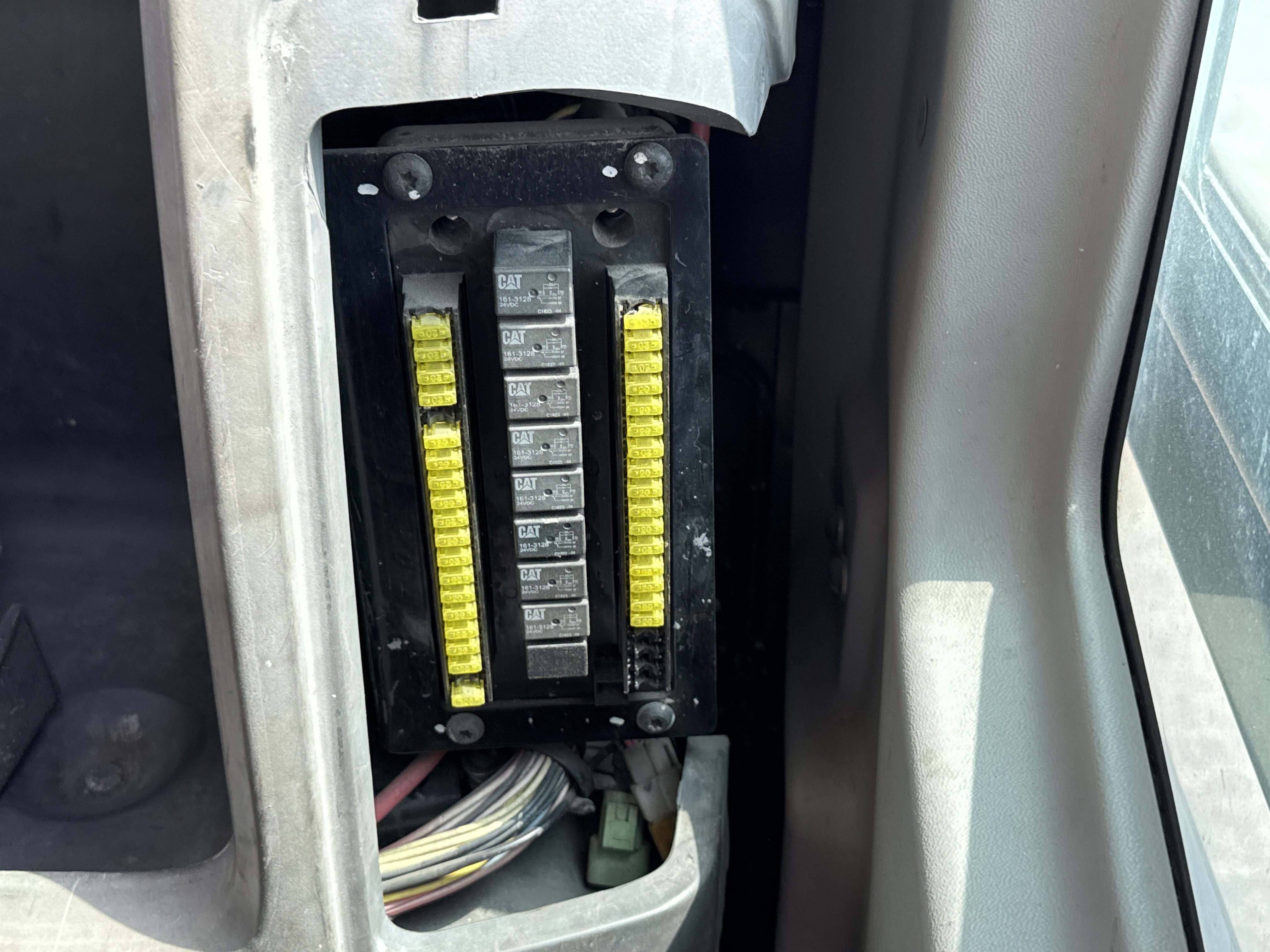 LEX-004-Cat-349D2L-large-excavator-inspection-electronics-fuse-box