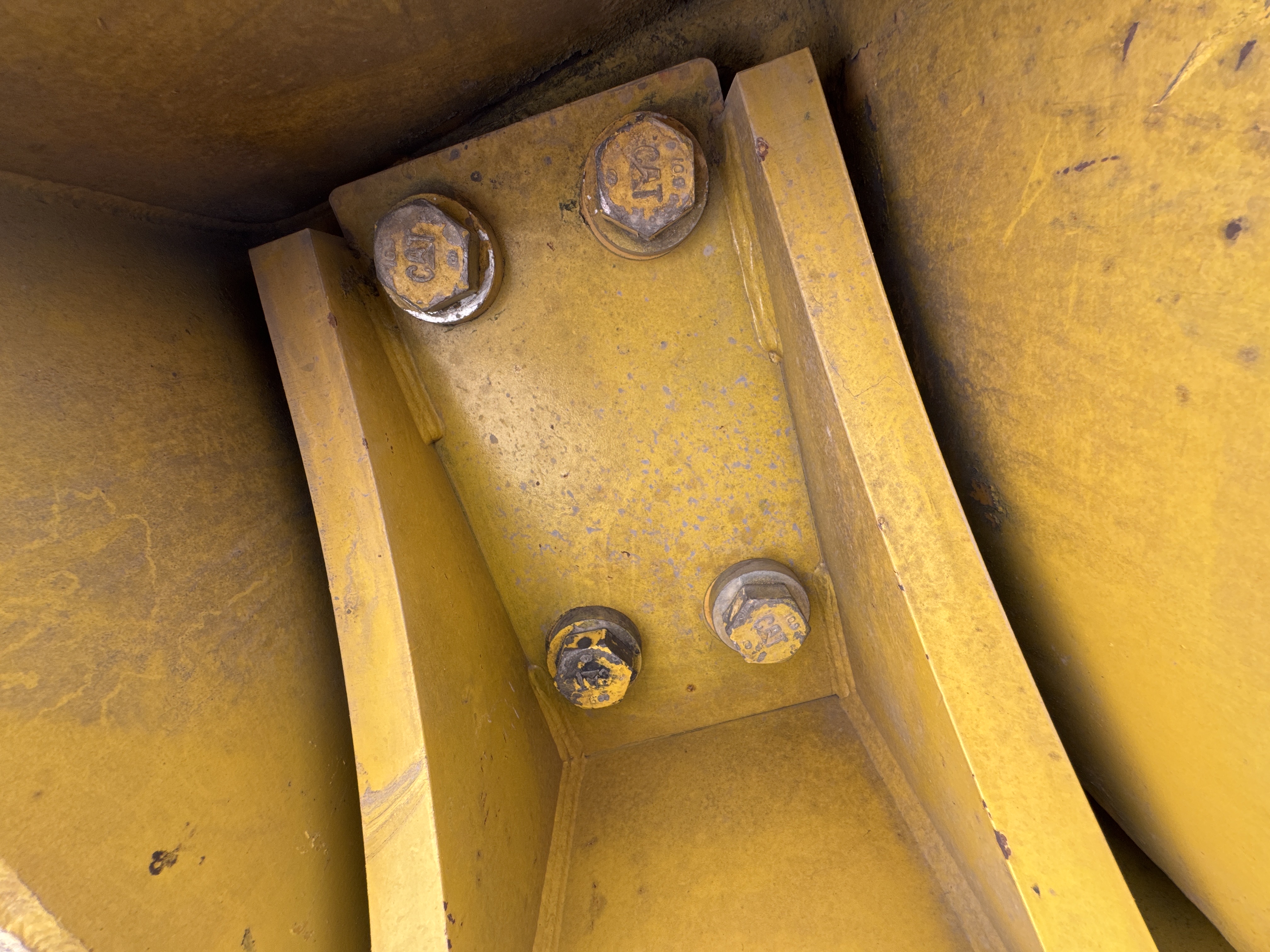 LEX-004-Cat-349D2L-large-excavator-inspection-safety-counter-weight-bolts
