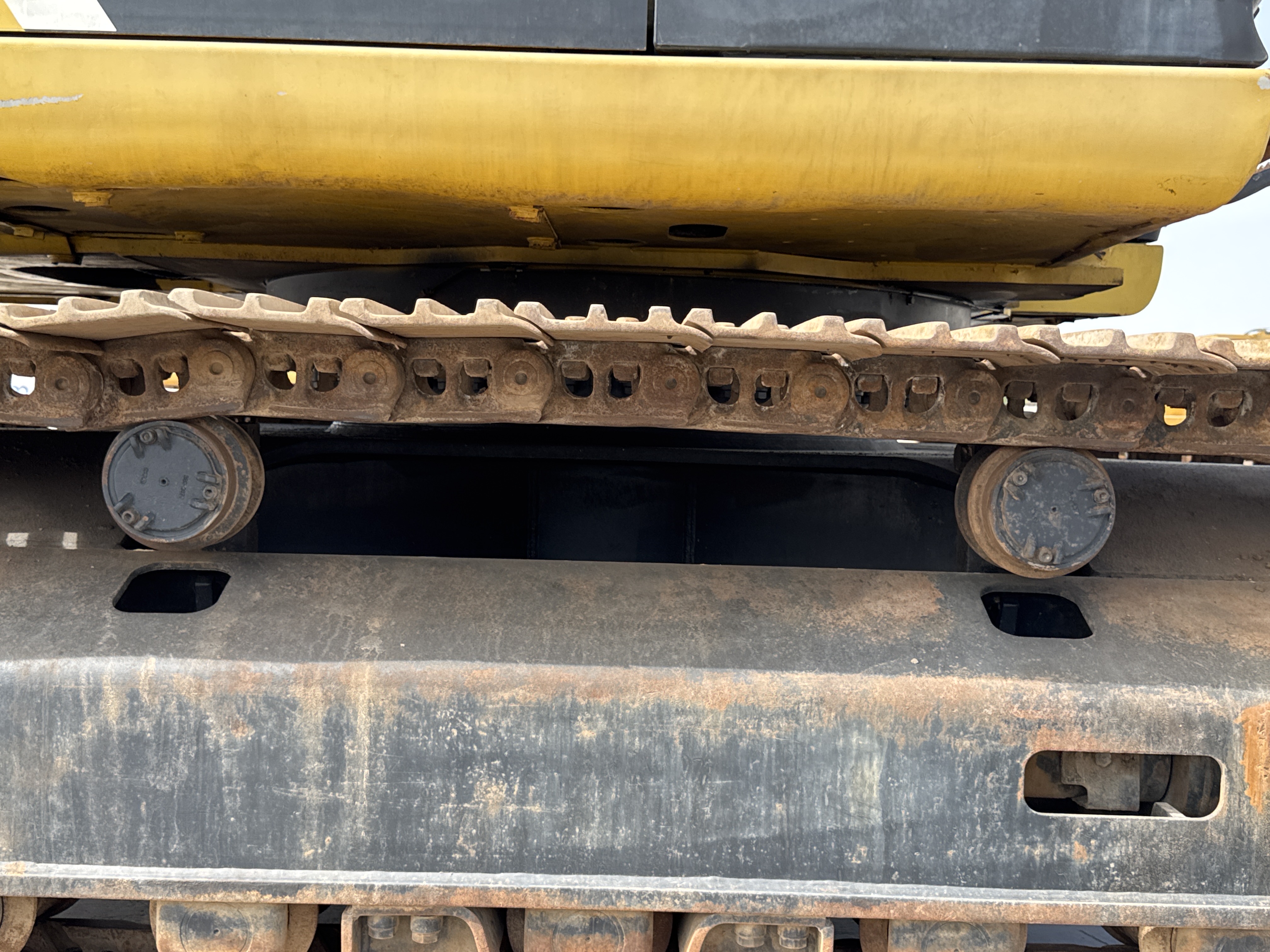 LEX-004-Cat-349D2L-large-excavator-inspection-undercarriage-right-carrier-rollers