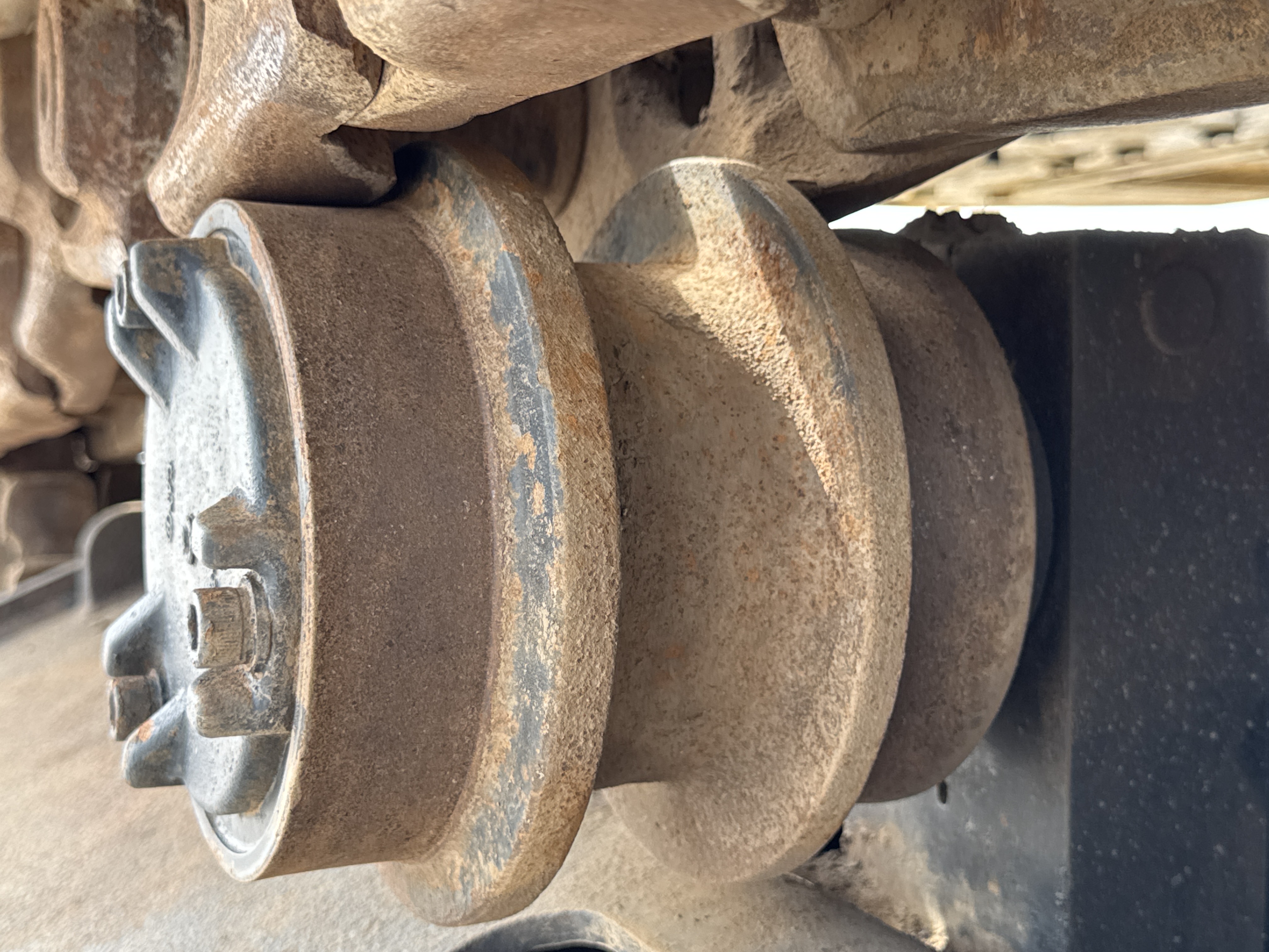LEX-004-Cat-349D2L-large-excavator-inspection-undercarriage-right-carrier-rollers