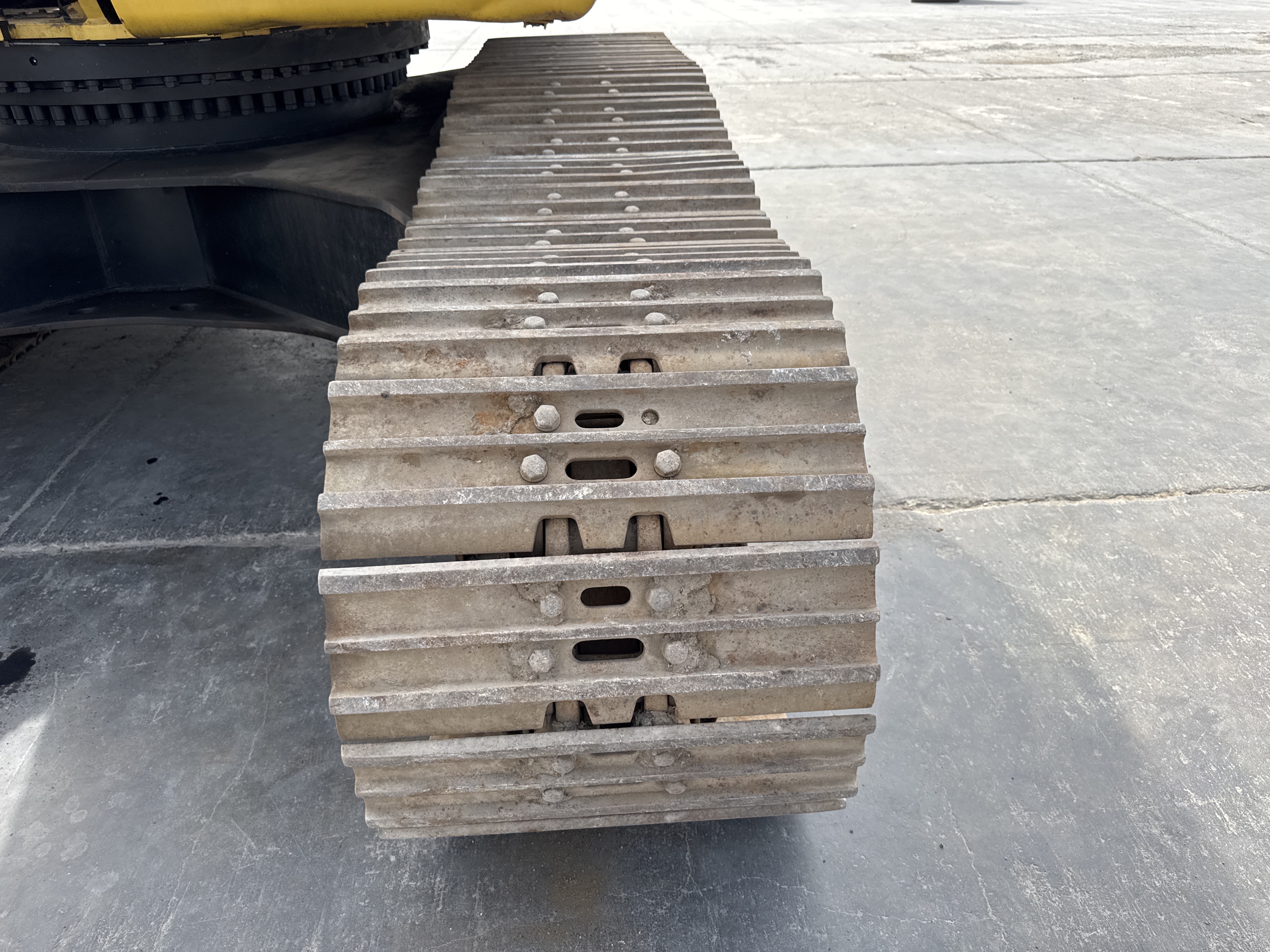 LEX-004-Cat-349D2L-large-excavator-inspection-undercarriage-left-track-shoes
