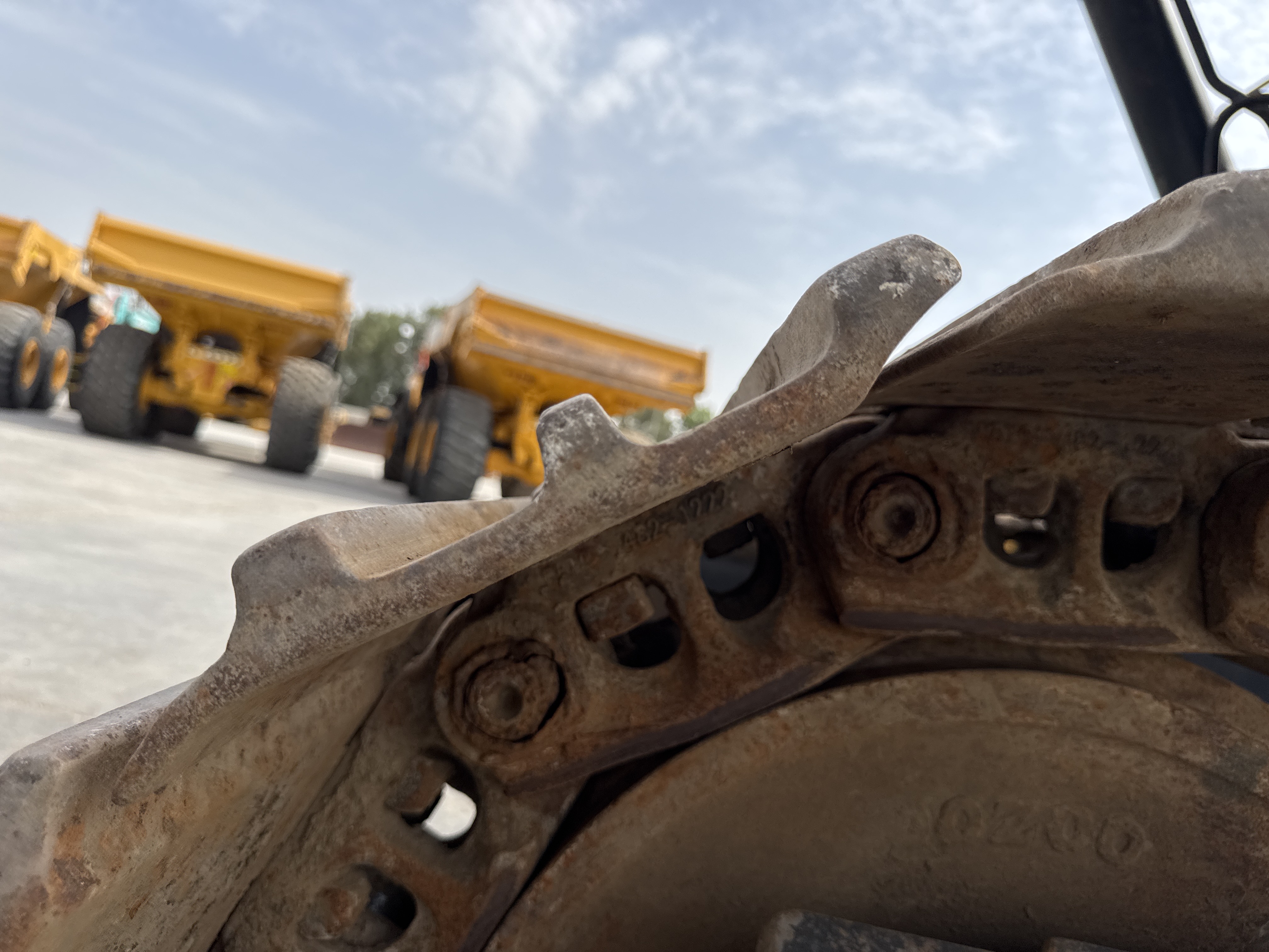 LEX-004-Cat-349D2L-large-excavator-inspection-undercarriage-left-track-shoes