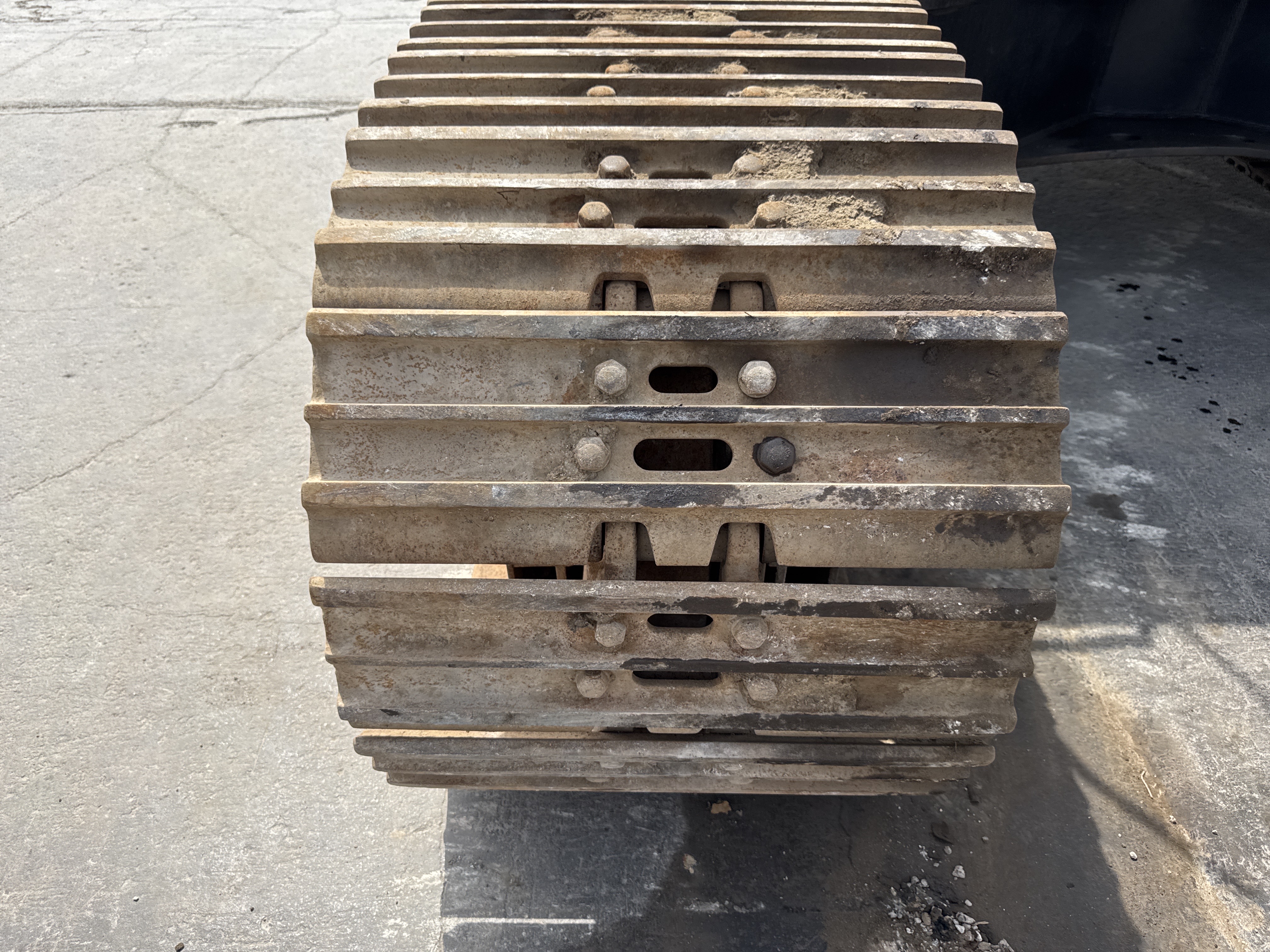 LEX-004-Cat-349D2L-large-excavator-inspection-undercarriage-right-track-shoes