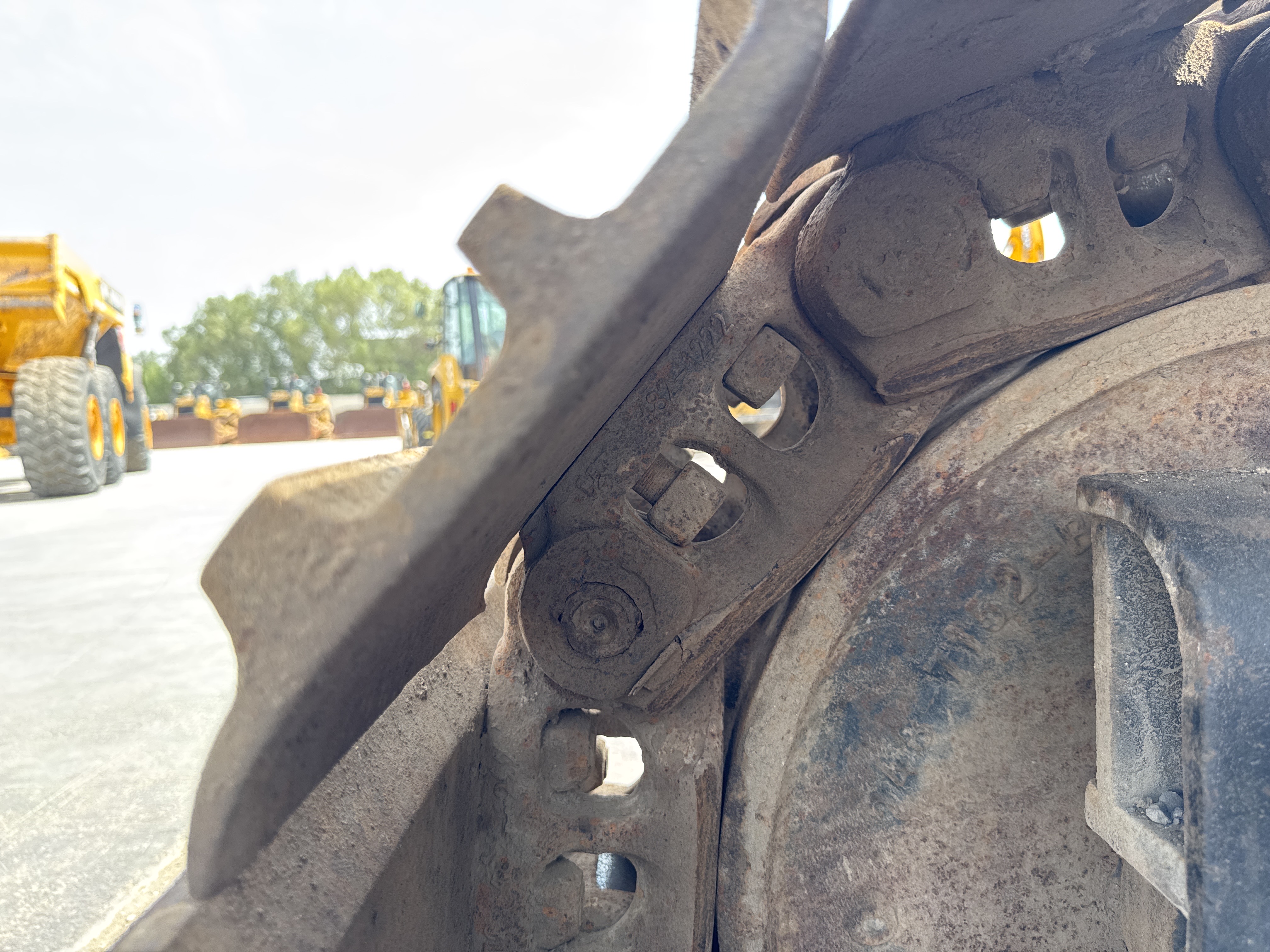 LEX-004-Cat-349D2L-large-excavator-inspection-undercarriage-right-track-shoes