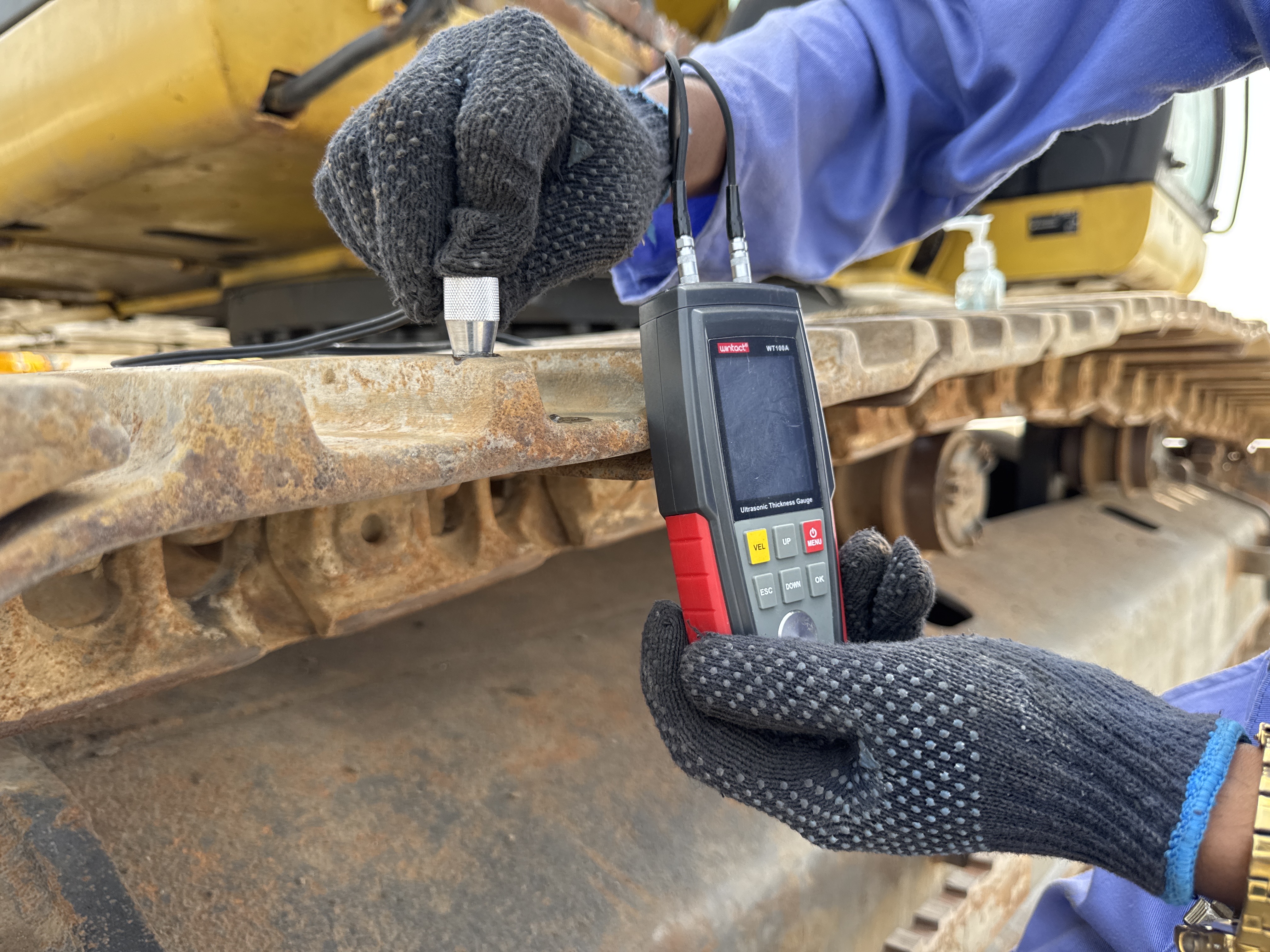LEX-004-Cat-349D2L-large-excavator-inspection-undercarriage-left-grouser-height