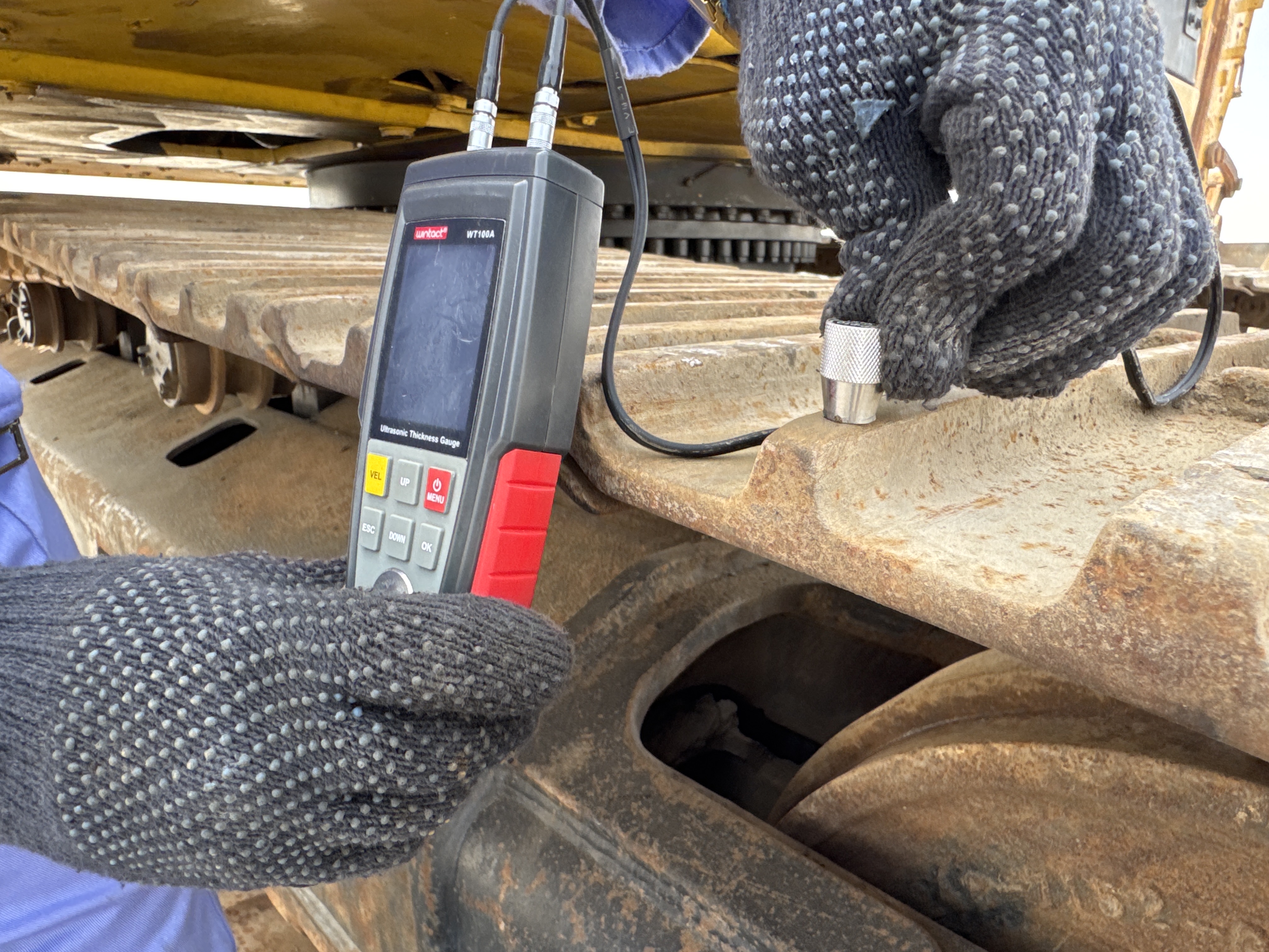 LEX-004-Cat-349D2L-large-excavator-inspection-undercarriage-right-idler