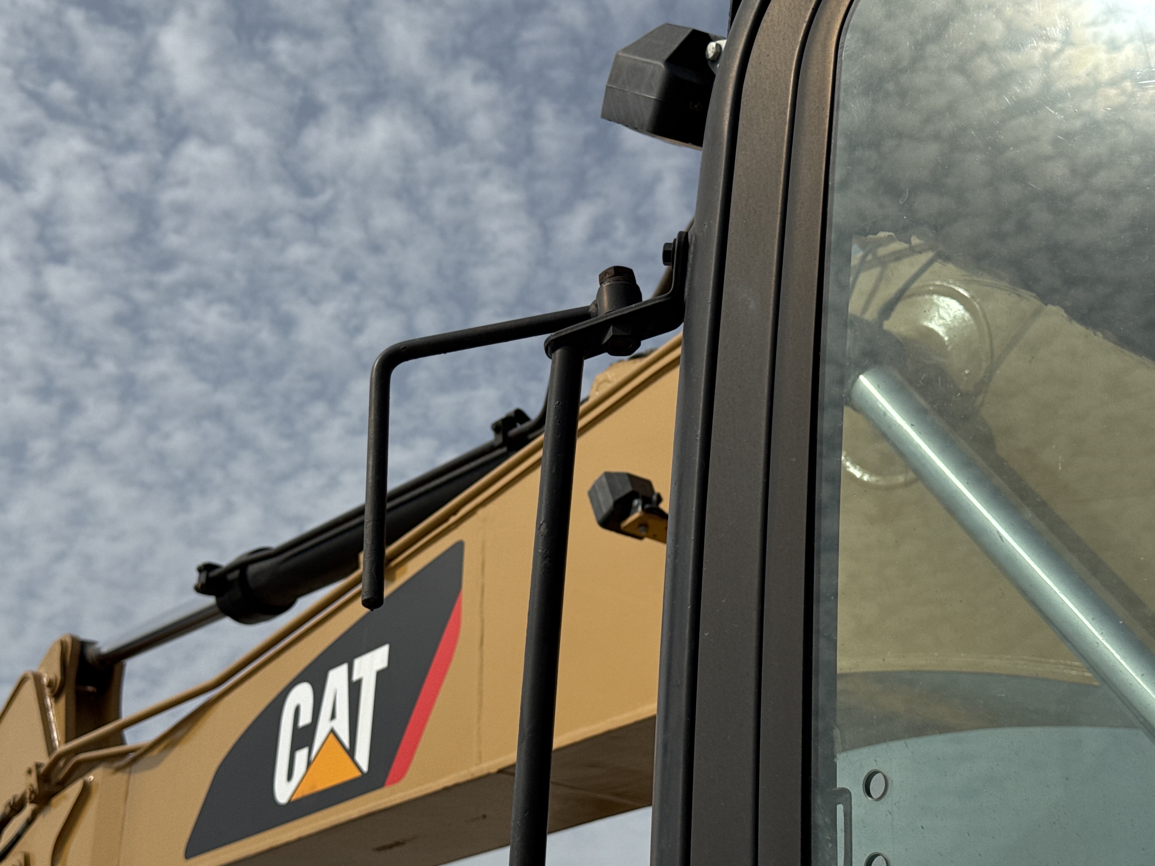 MDX-009-Cat-320D2-Medium-excavators-inspection-Cabin-Mirrors-2