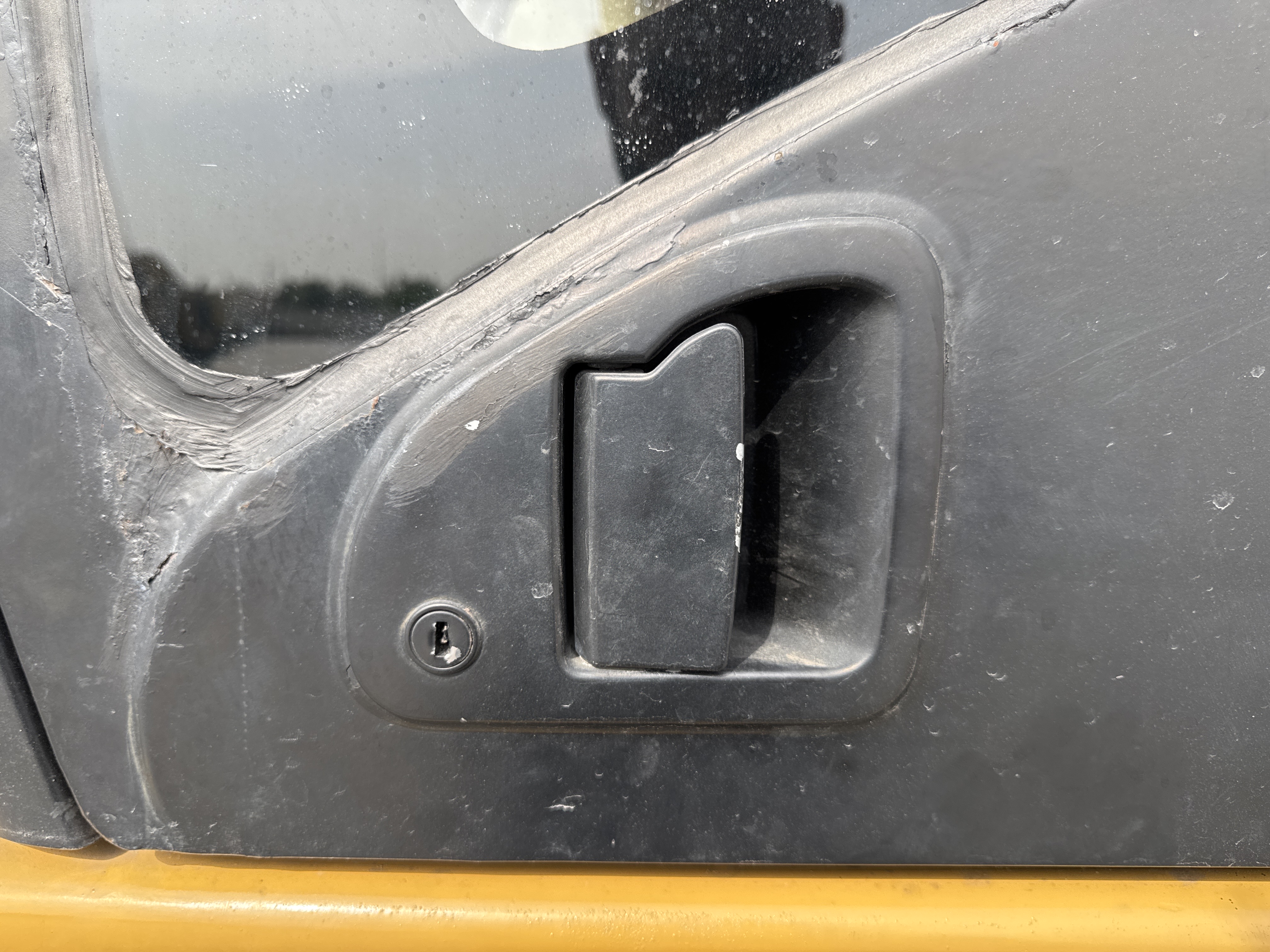 MDX-009-Cat-320D2-Medium-excavators-inspection-Cabin-Door-handles-2