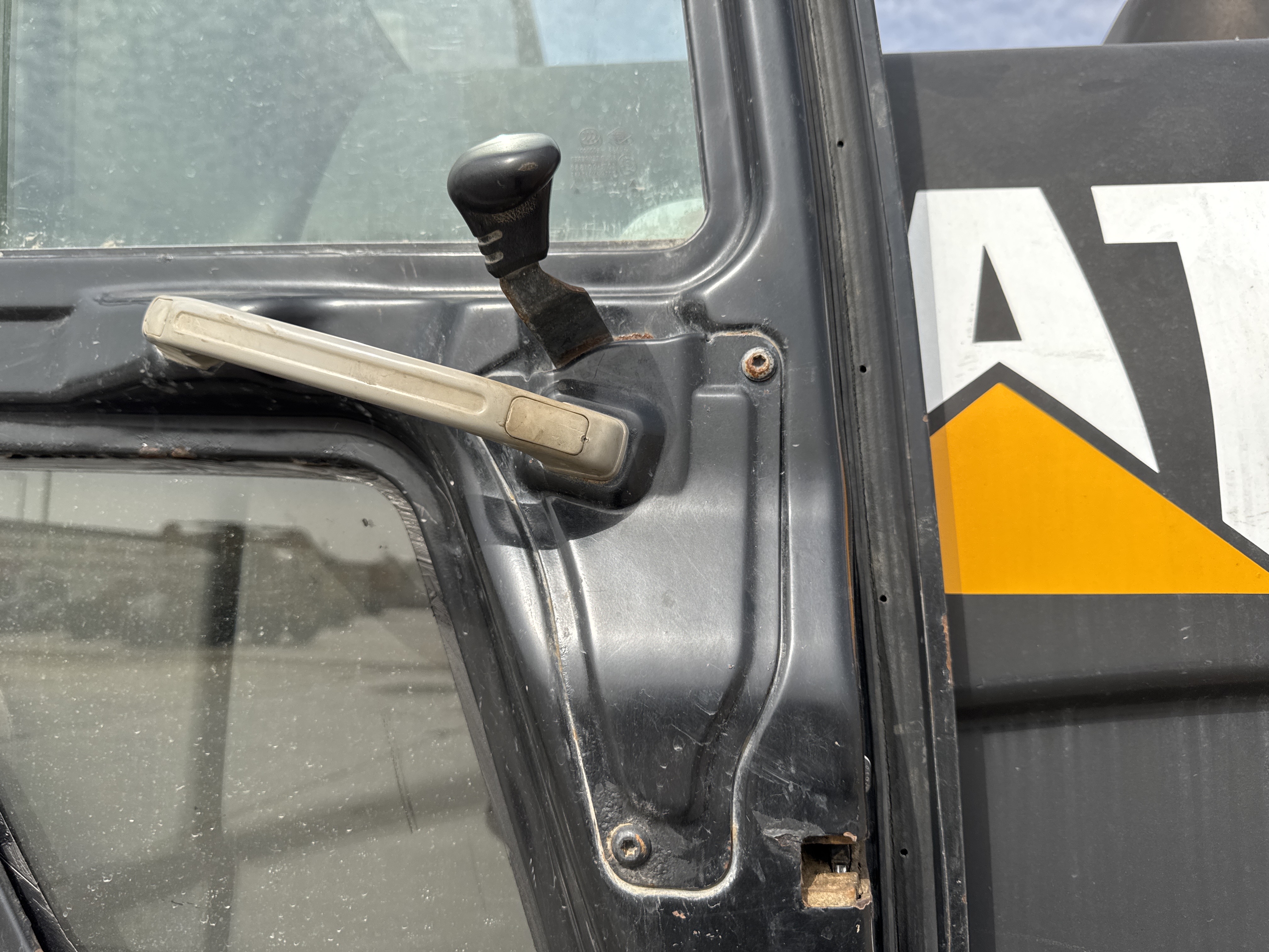 MDX-009-Cat-320D2-Medium-excavators-inspection-Cabin-Door-handles-2