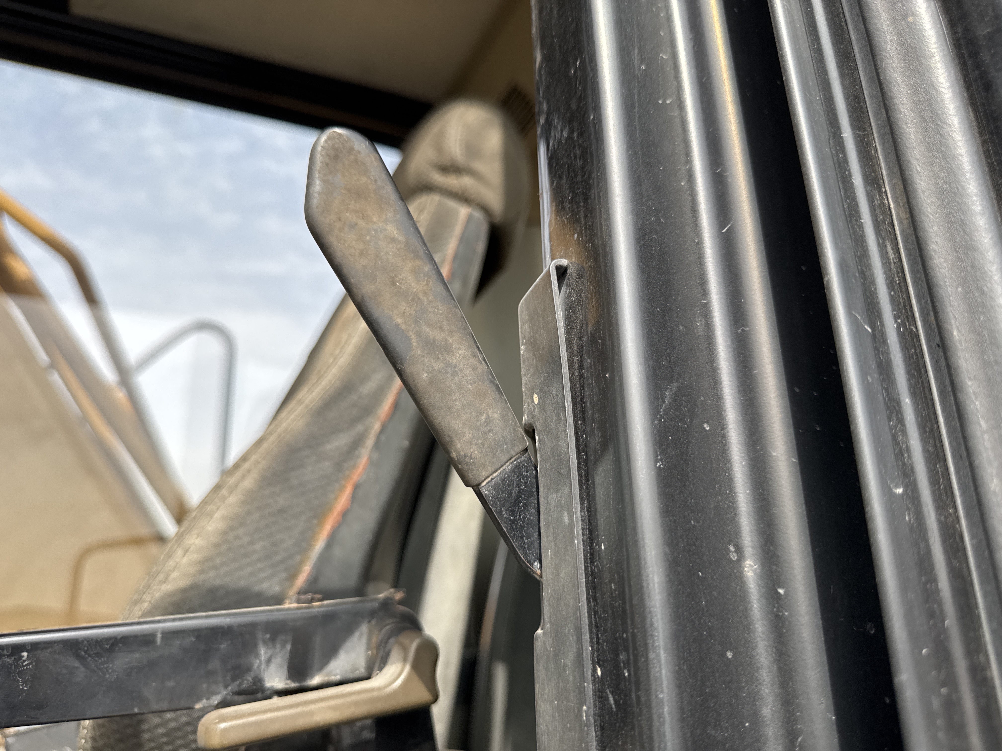 MDX-009-Cat-320D2-Medium-excavators-inspection-Cabin-Door-handles-2
