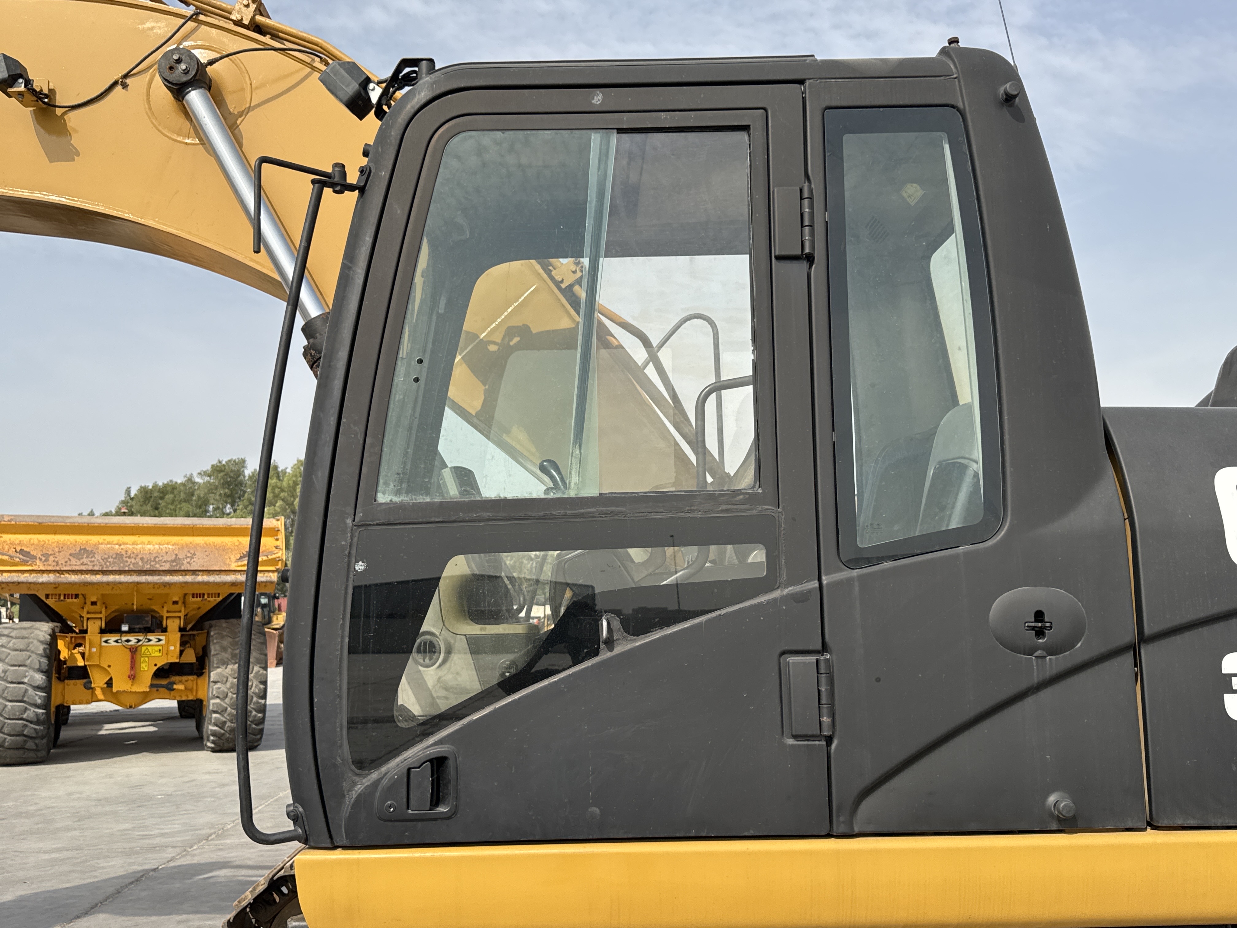 MDX-009-Cat-320D2-Medium-excavators-inspection-Structure-Doors-2