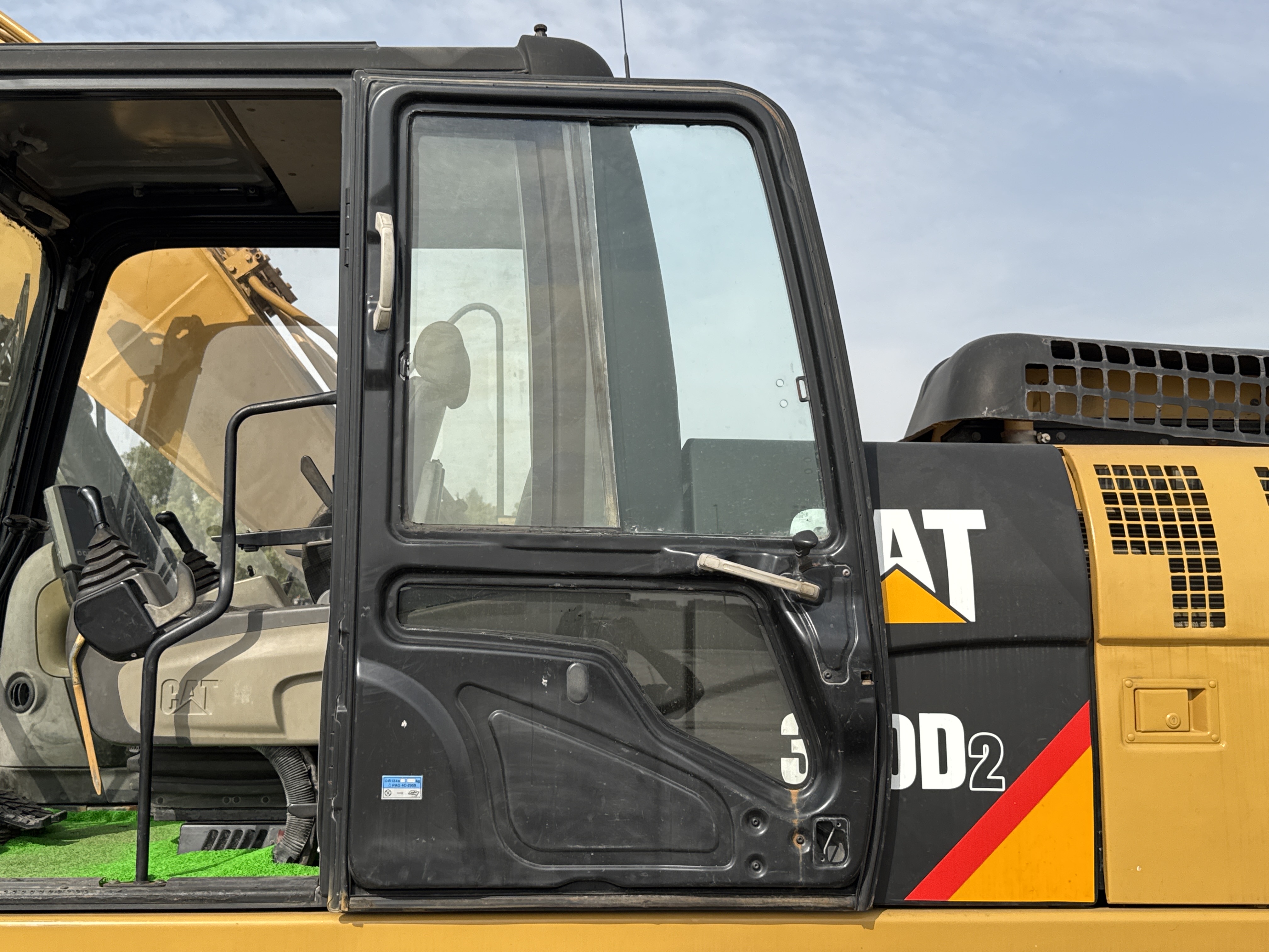 MDX-009-Cat-320D2-Medium-excavators-inspection-Structure-Doors-2
