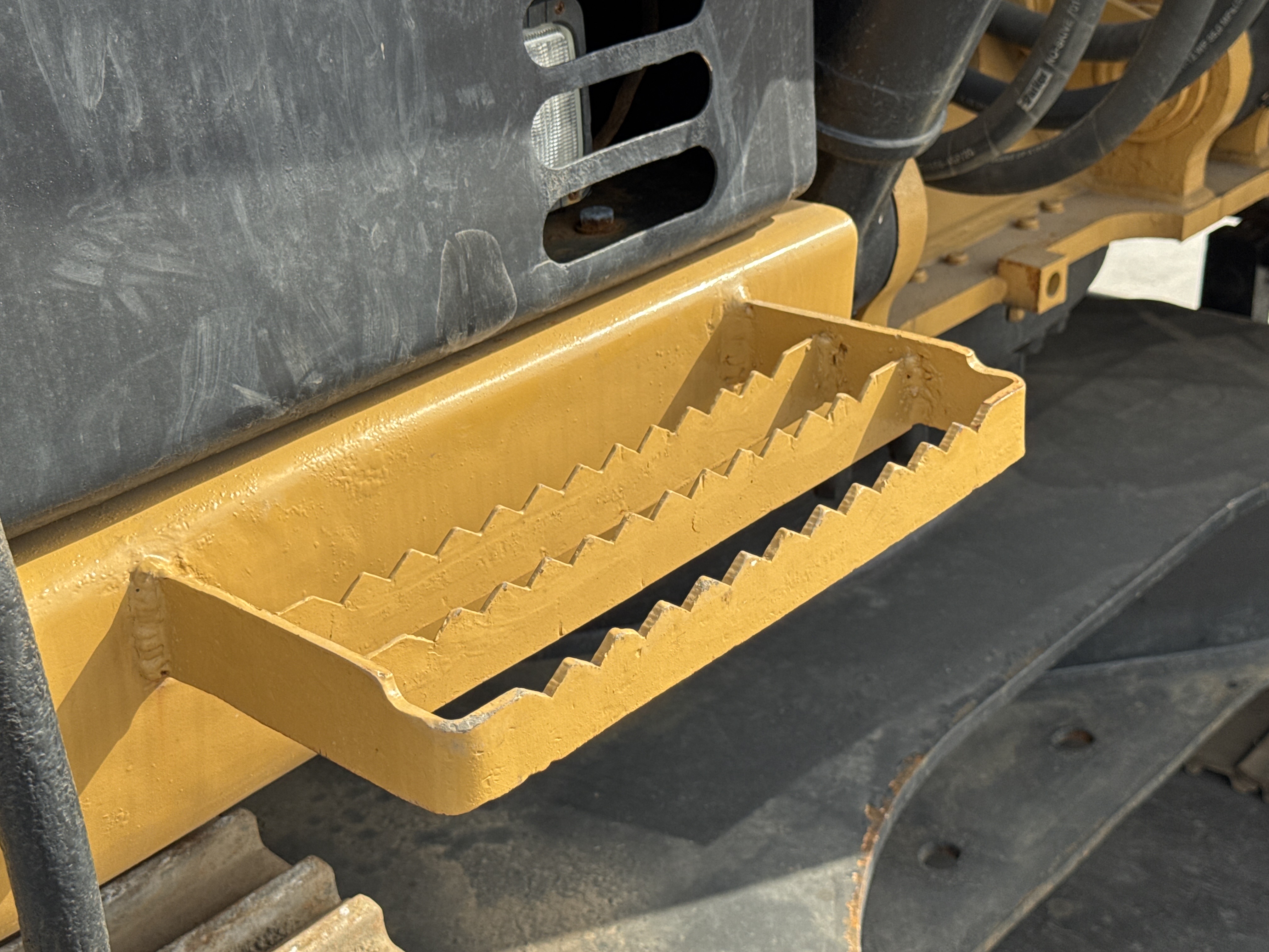 MDX-009-Cat-320D2-Medium-excavators-inspection-Structure-Steps/ladders-2