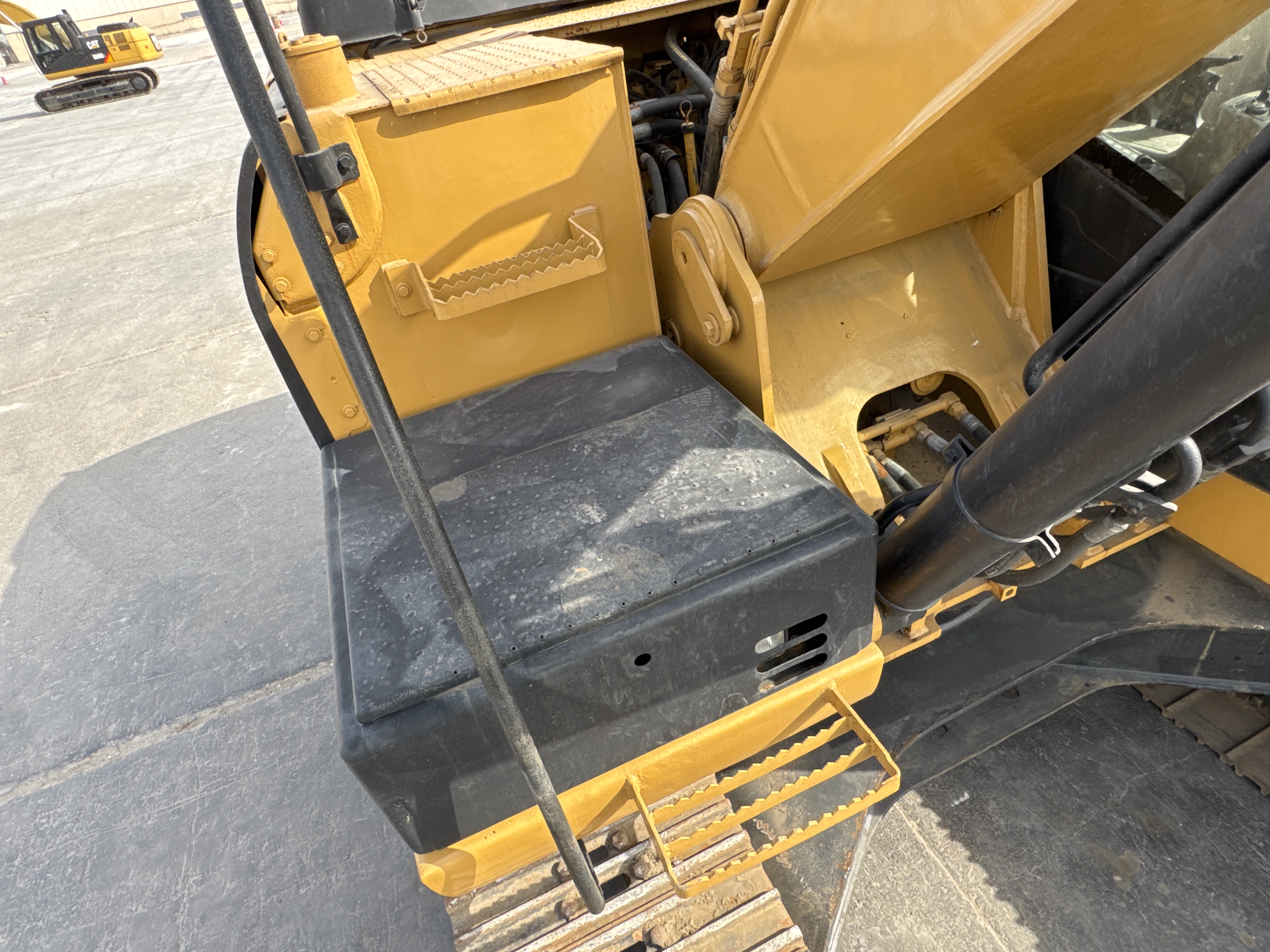 MDX-009-Cat-320D2-Medium-excavators-inspection-Structure-Steps/ladders-2