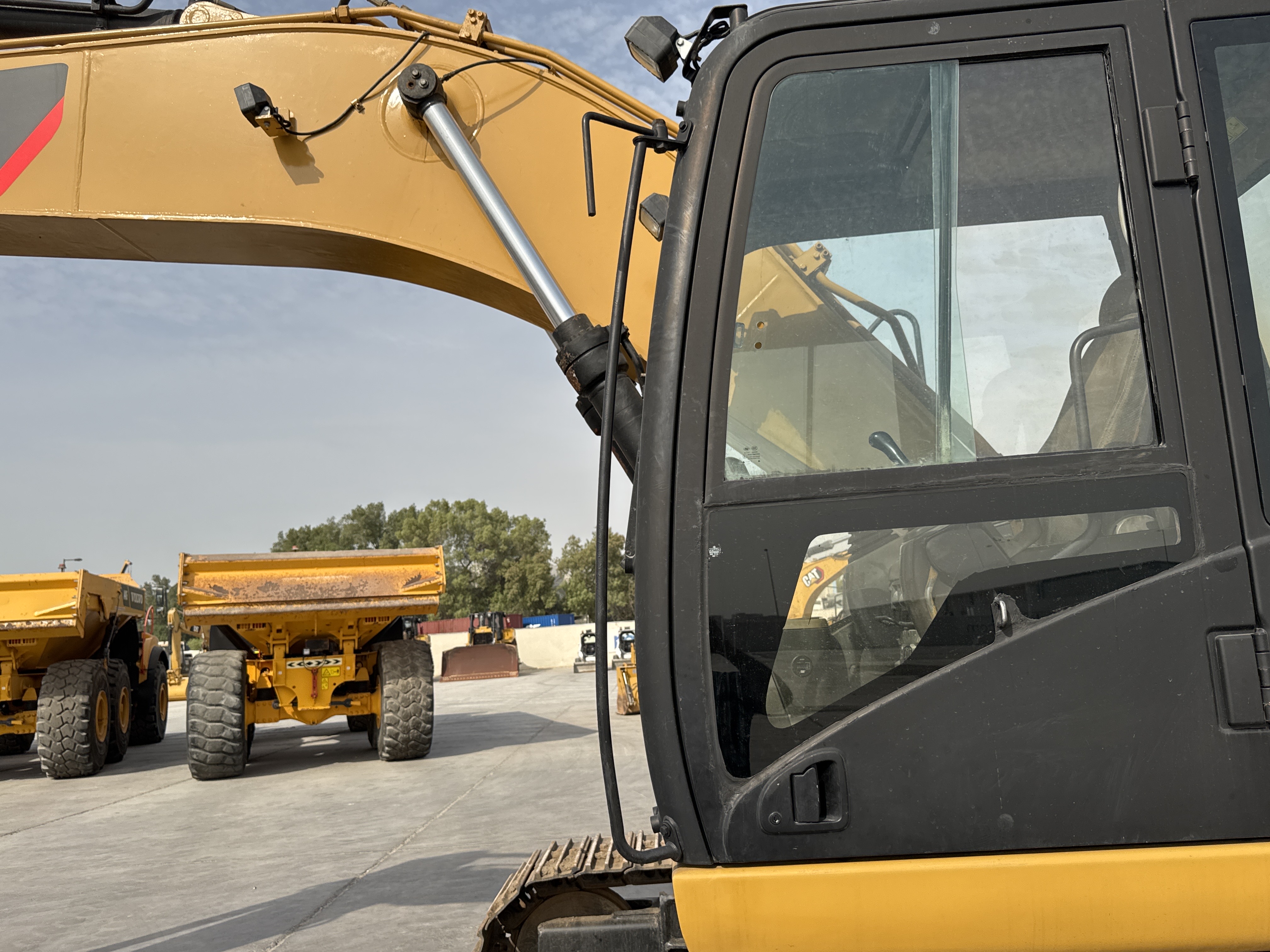 MDX-009-Cat-320D2-Medium-excavators-inspection-Structure-Handrails-2