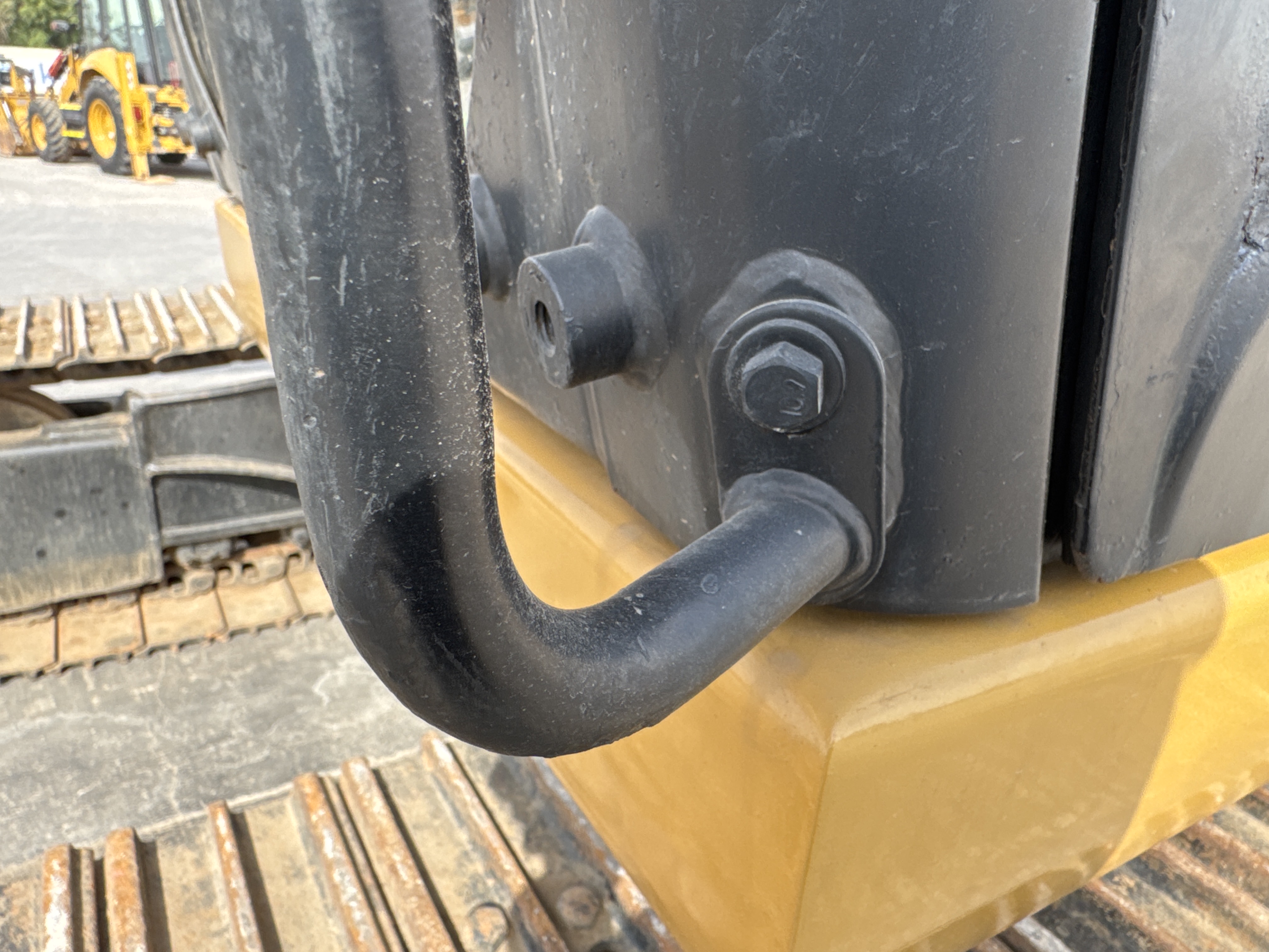 MDX-009-Cat-320D2-Medium-excavators-inspection-Structure-Handrails-2