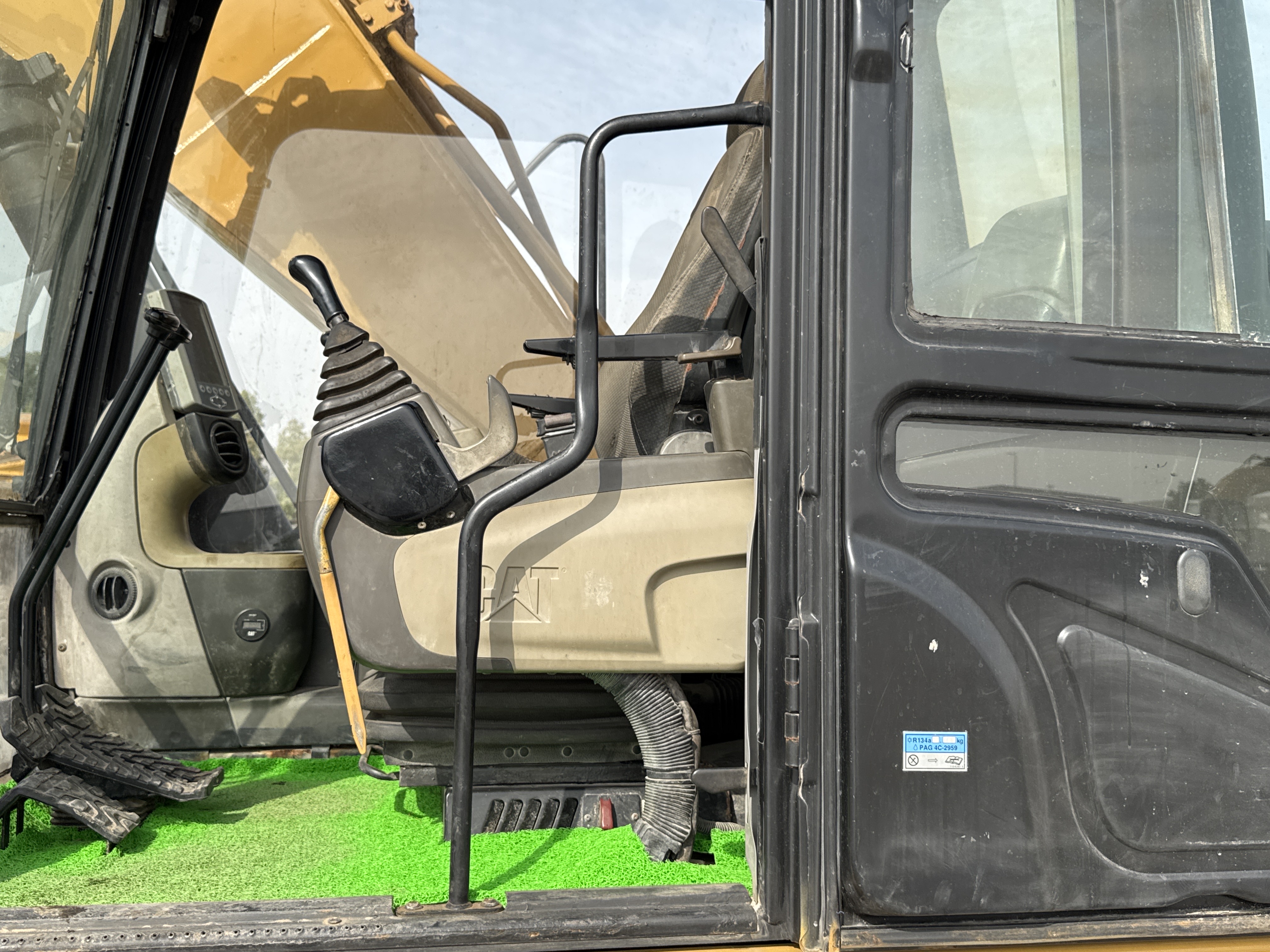 MDX-009-Cat-320D2-Medium-excavators-inspection-Structure-Handrails-2