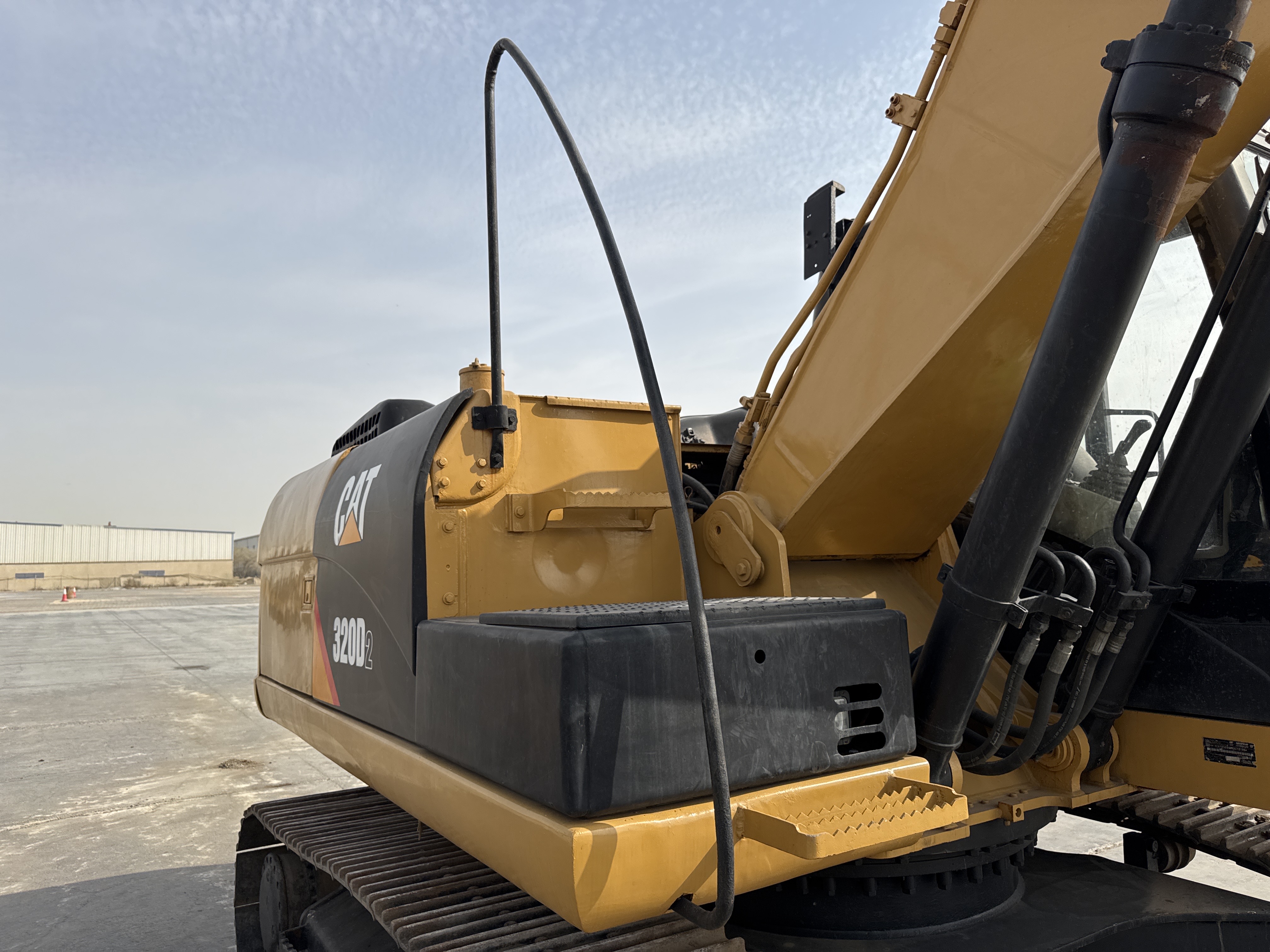 MDX-009-Cat-320D2-Medium-excavators-inspection-Structure-Handrails-2