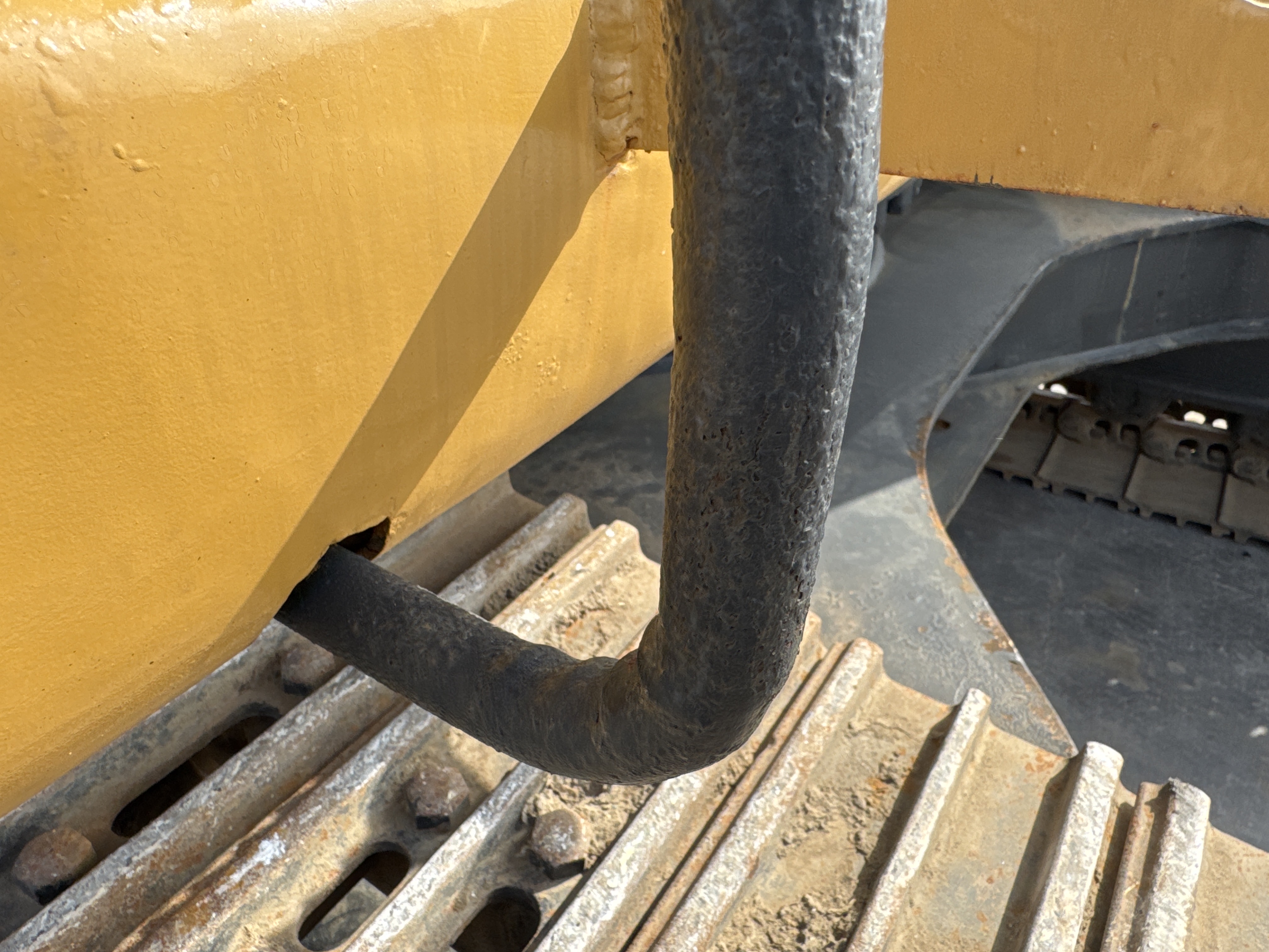 MDX-009-Cat-320D2-Medium-excavators-inspection-Structure-Handrails-2