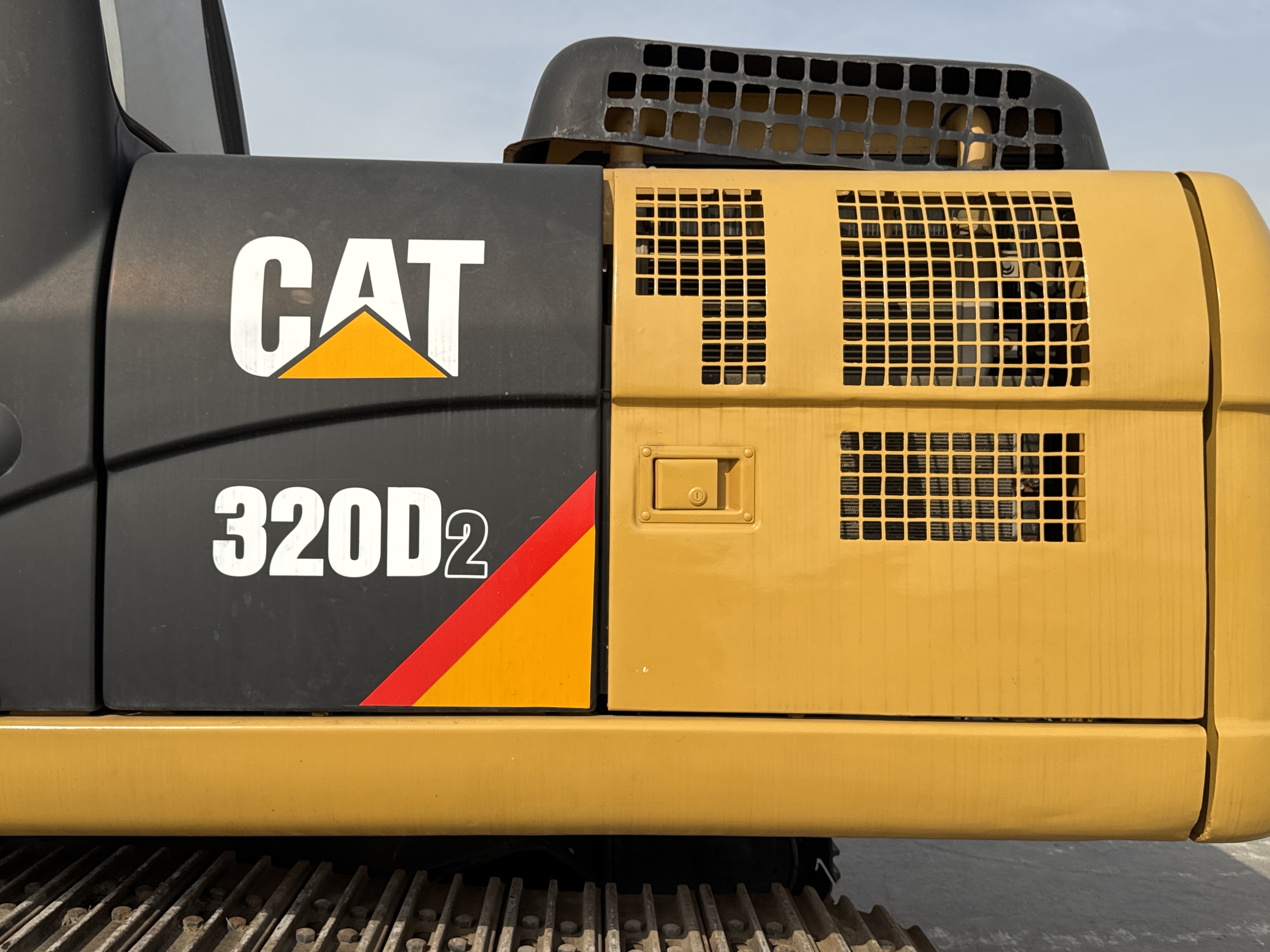 MDX-009-Cat-320D2-Medium-excavators-inspection-Structure-Sheet-metal-(fiberglass)-2