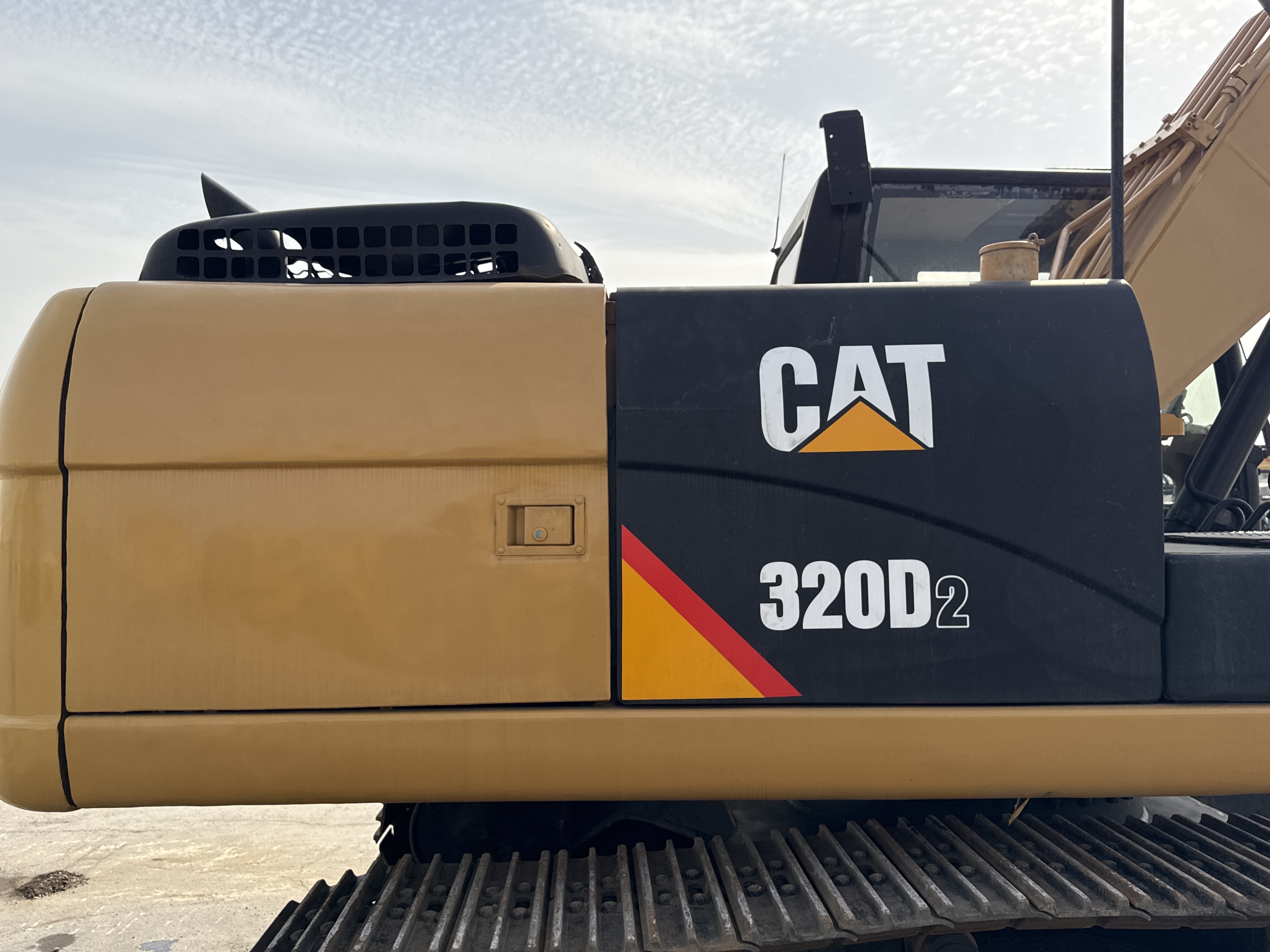 MDX-009-Cat-320D2-Medium-excavators-inspection-Structure-Sheet-metal-(fiberglass)-2