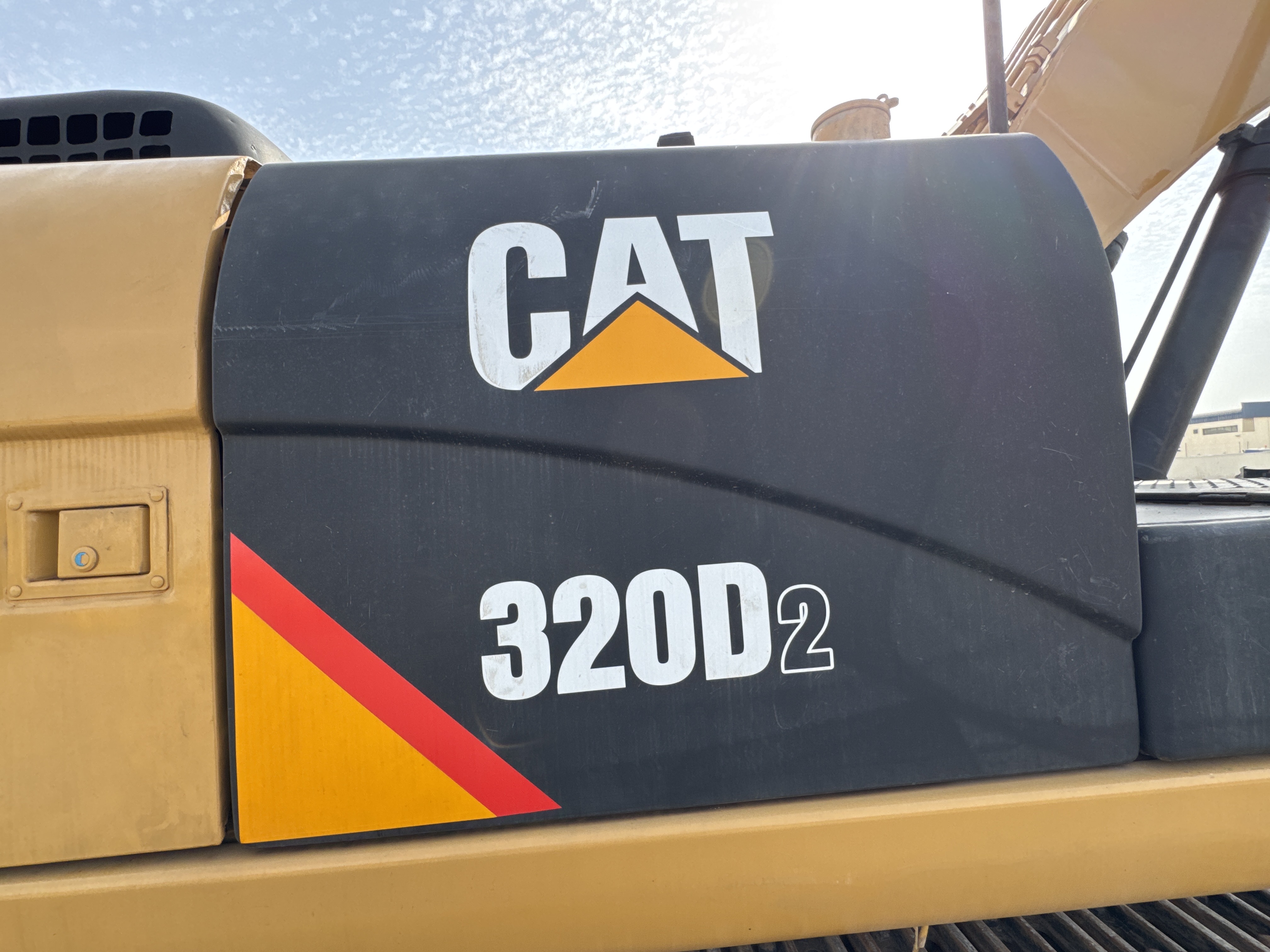 MDX-009-Cat-320D2-Medium-excavators-inspection-Structure-Sheet-metal-(fiberglass)-2