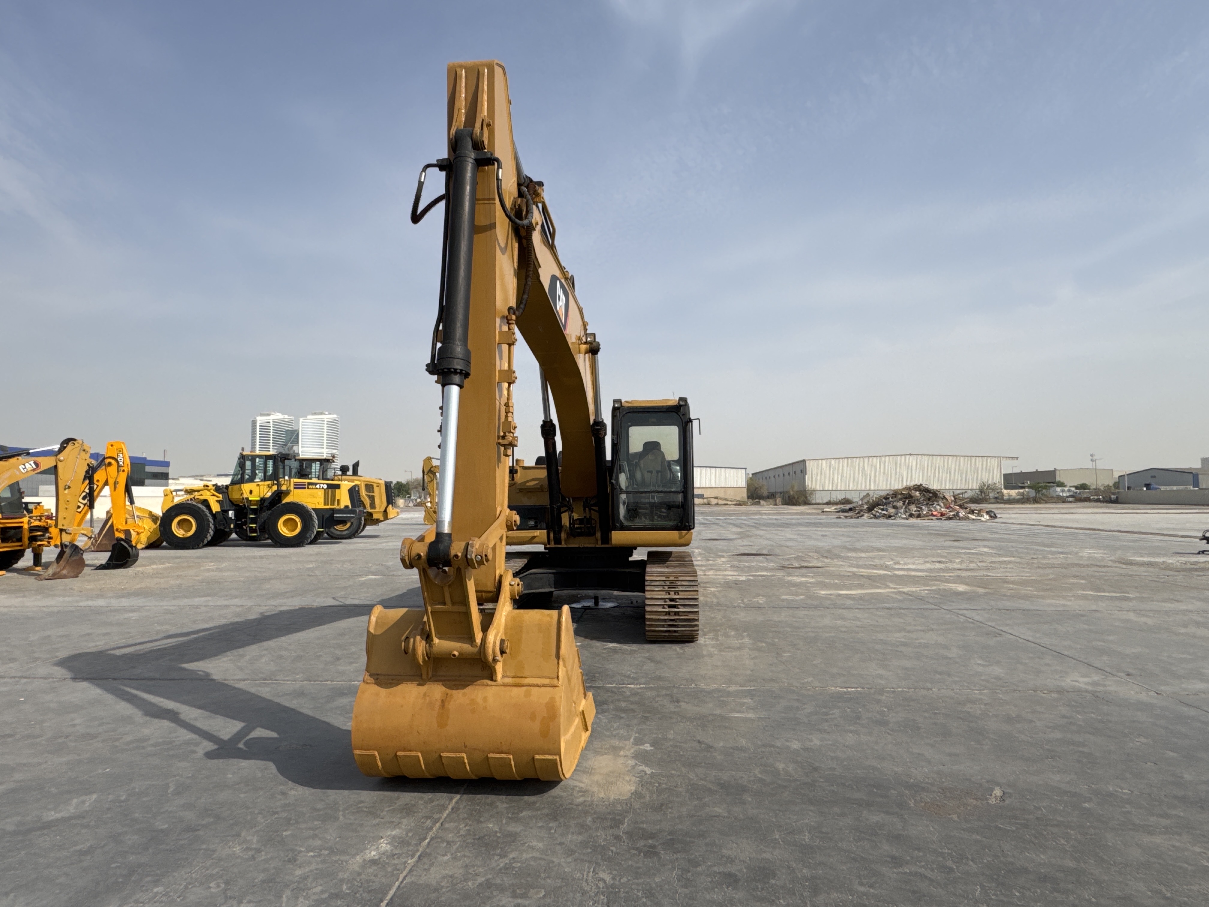MDX-009-Cat-320D2-Medium-excavators-inspection-Structure-Paint-2