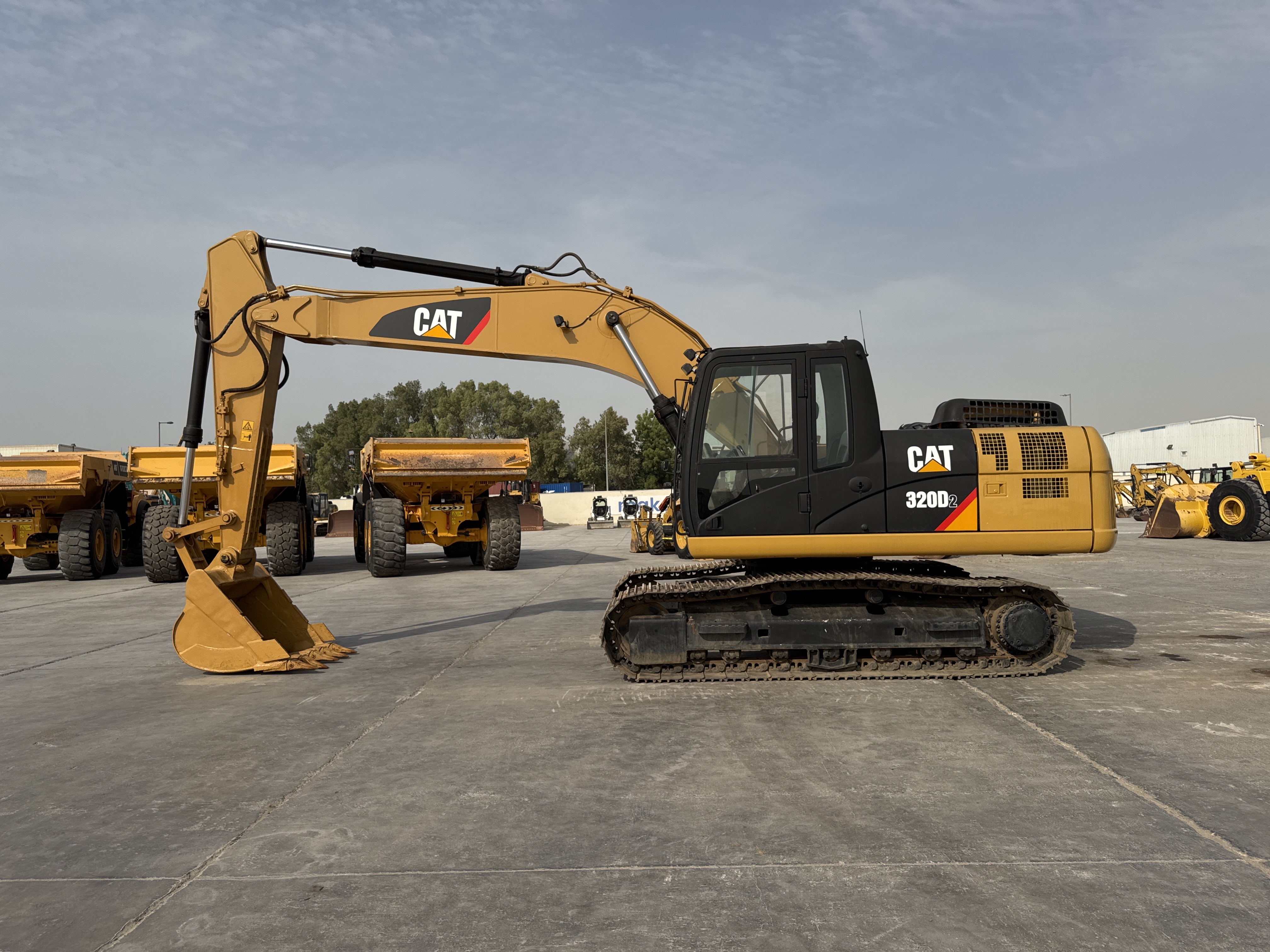 MDX-009-Cat-320D2-Medium-excavators-inspection-Structure-Paint-2