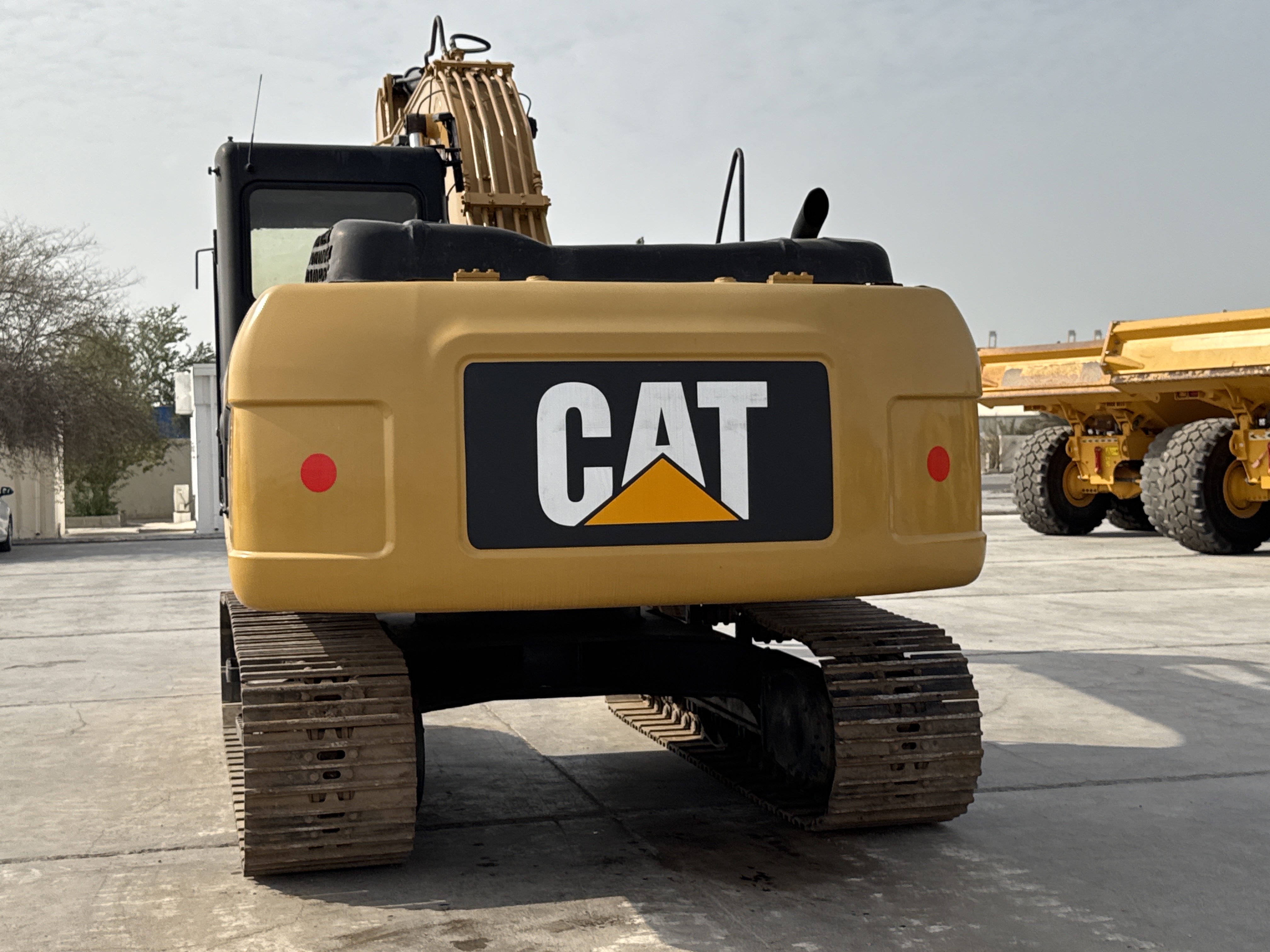 MDX-009-Cat-320D2-Medium-excavators-inspection-Structure-Paint-2