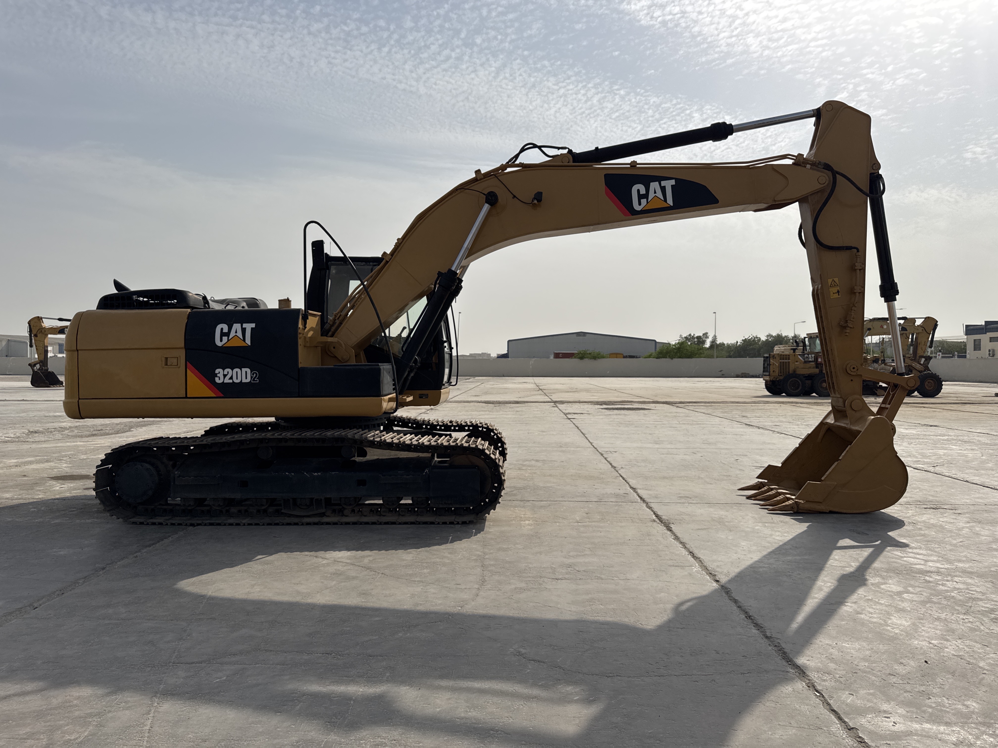 MDX-009-Cat-320D2-Medium-excavators-inspection-Structure-Paint-2