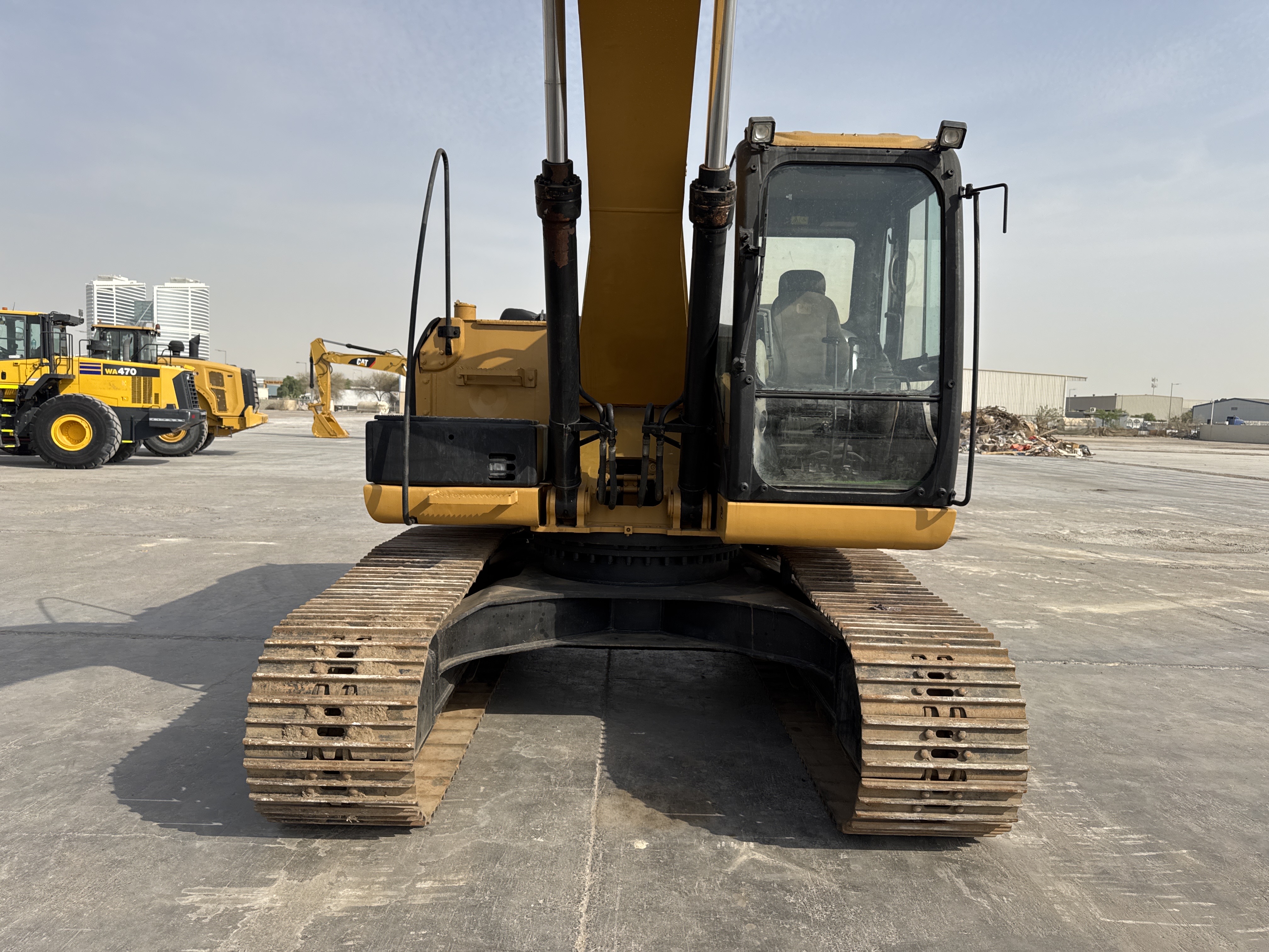 MDX-009-Cat-320D2-Medium-excavators-inspection-Structure-Paint-2