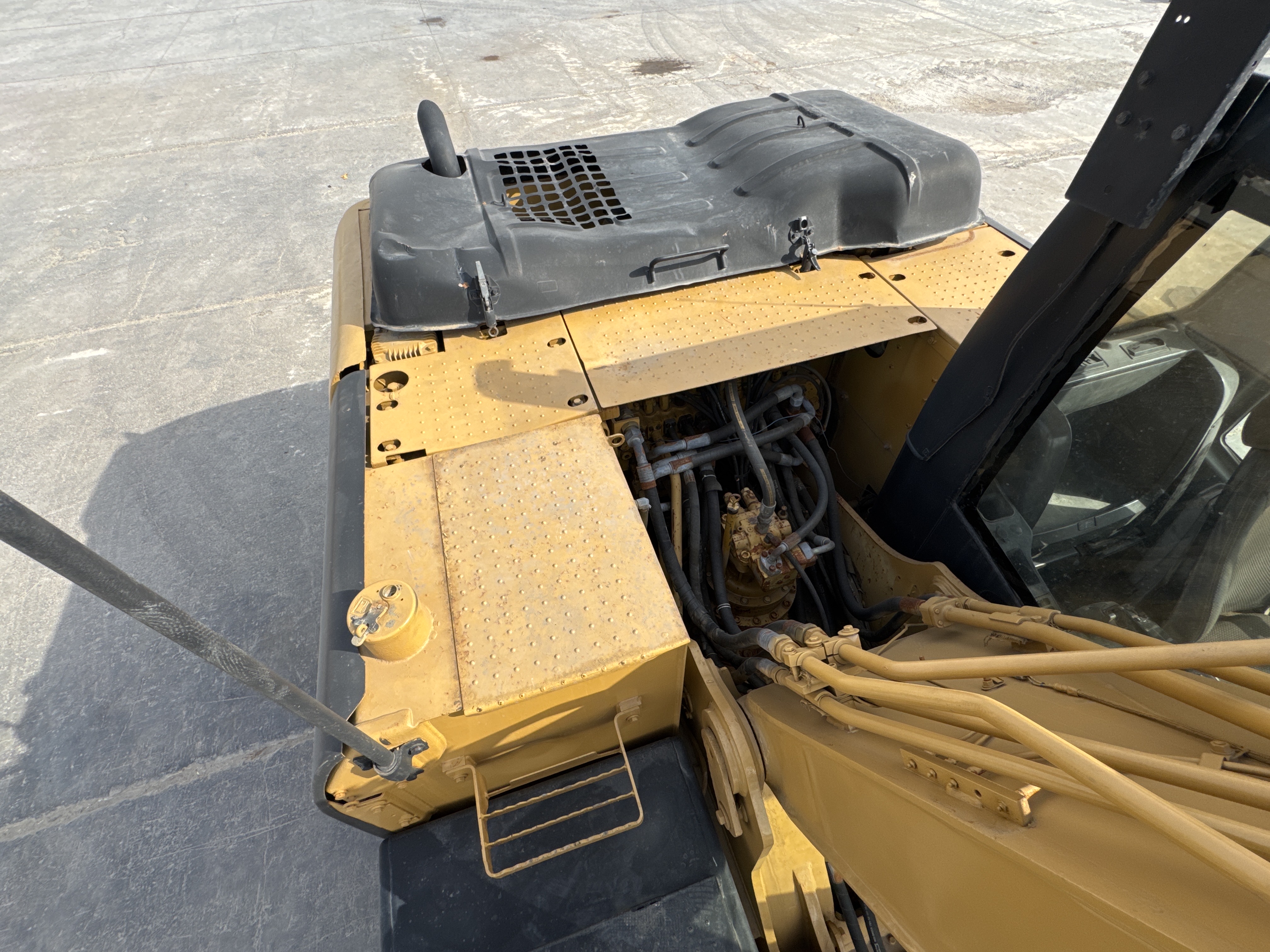 MDX-009-Cat-320D2-Medium-excavators-inspection-Structure-Paint-2