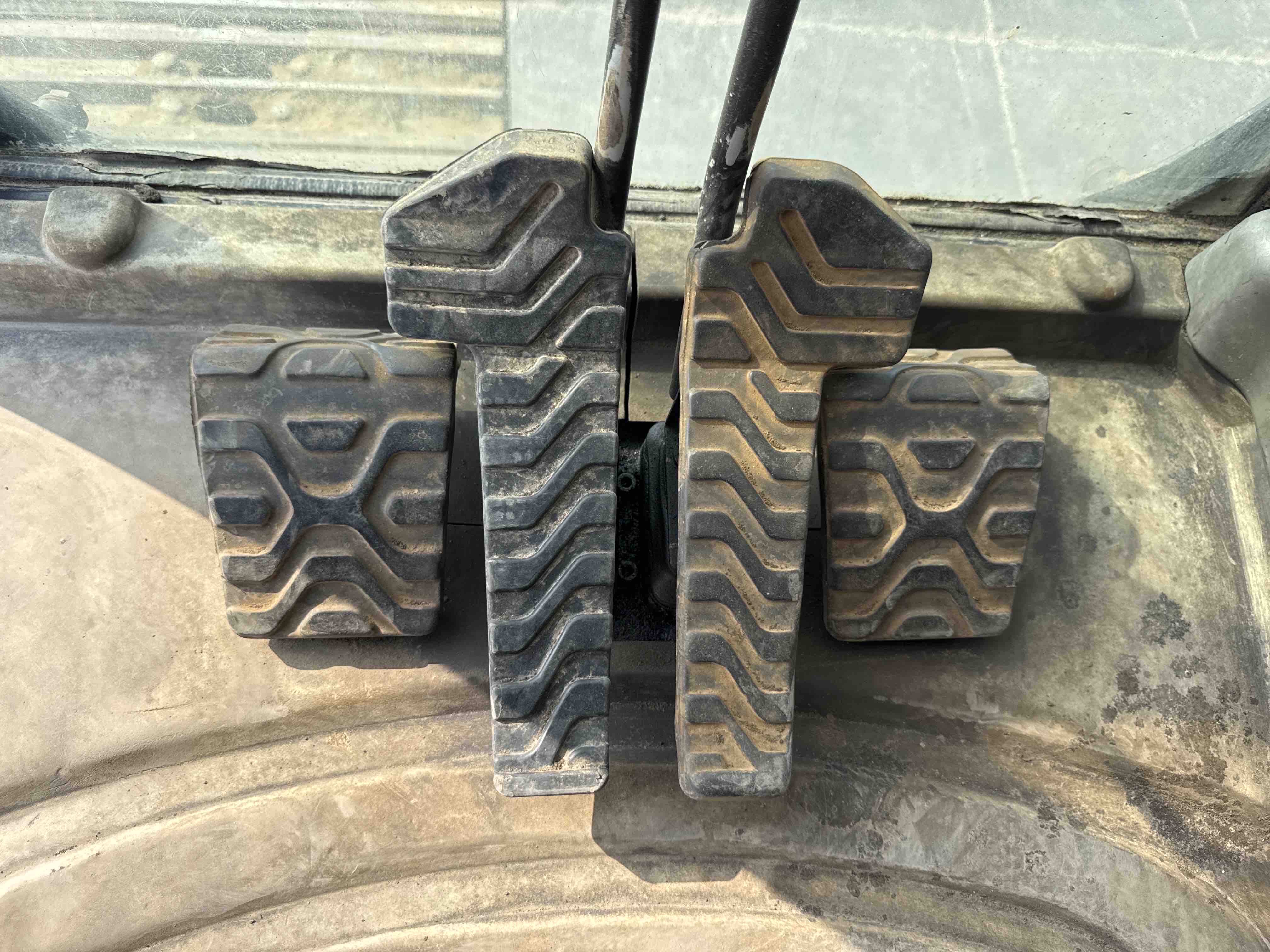 LEX-004-Cat-349D2L-large-excavator-inspection-cabin-pedals