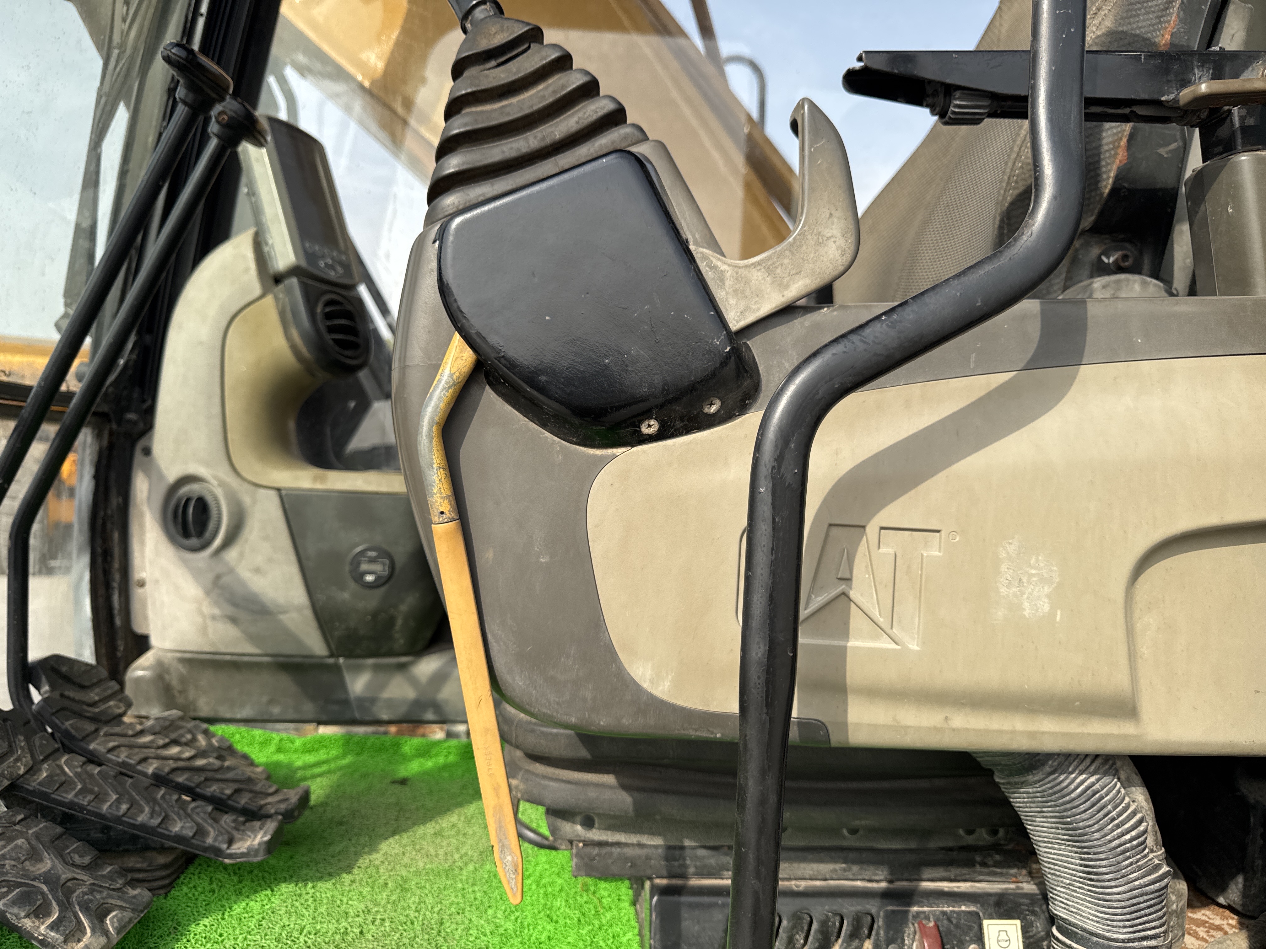 MDX-009-Cat-320D2-Medium-excavators-inspection-Safety-Hydraulic-safety-lock-2