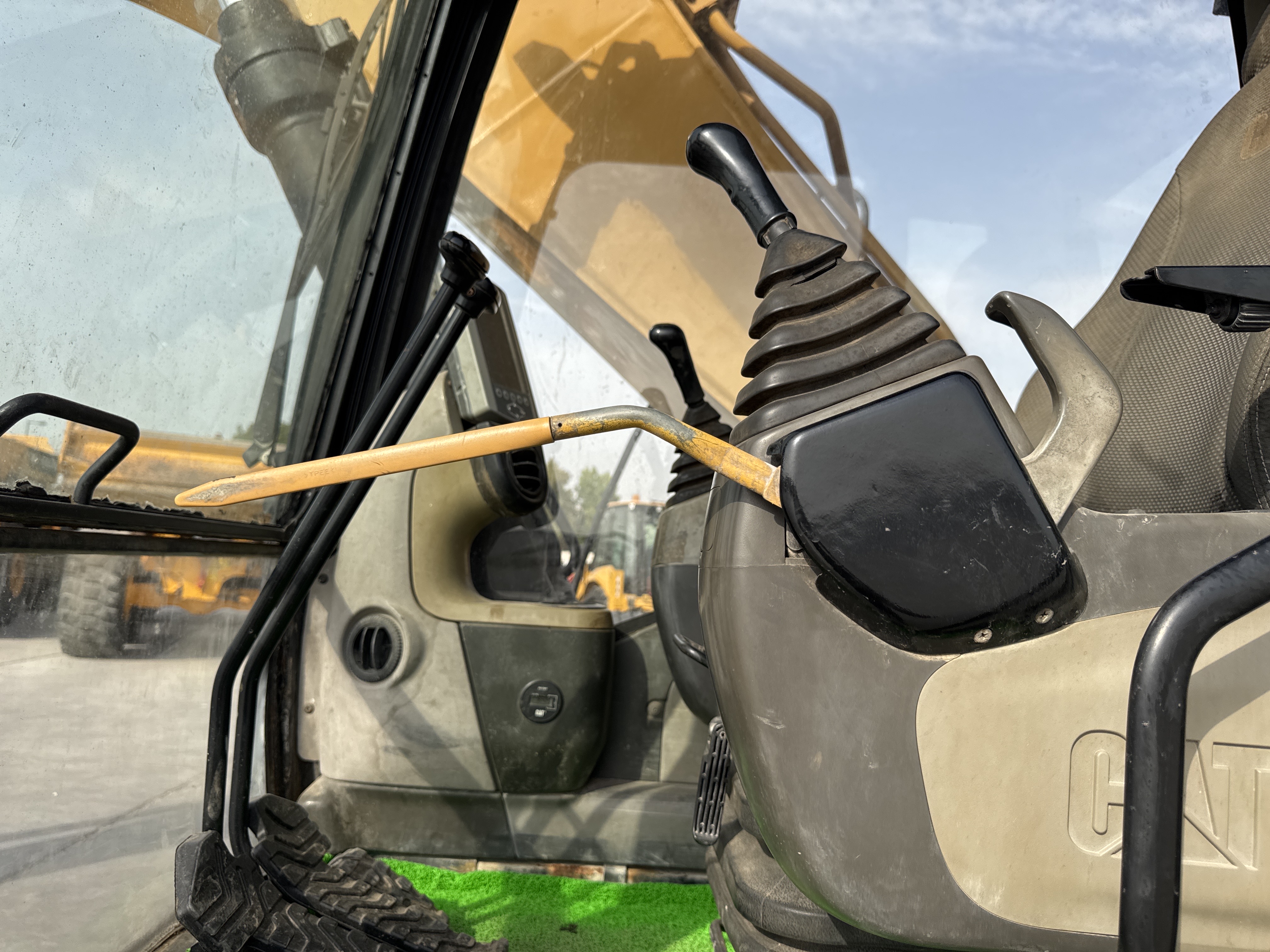 MDX-009-Cat-320D2-Medium-excavators-inspection-Safety-Hydraulic-safety-lock-2