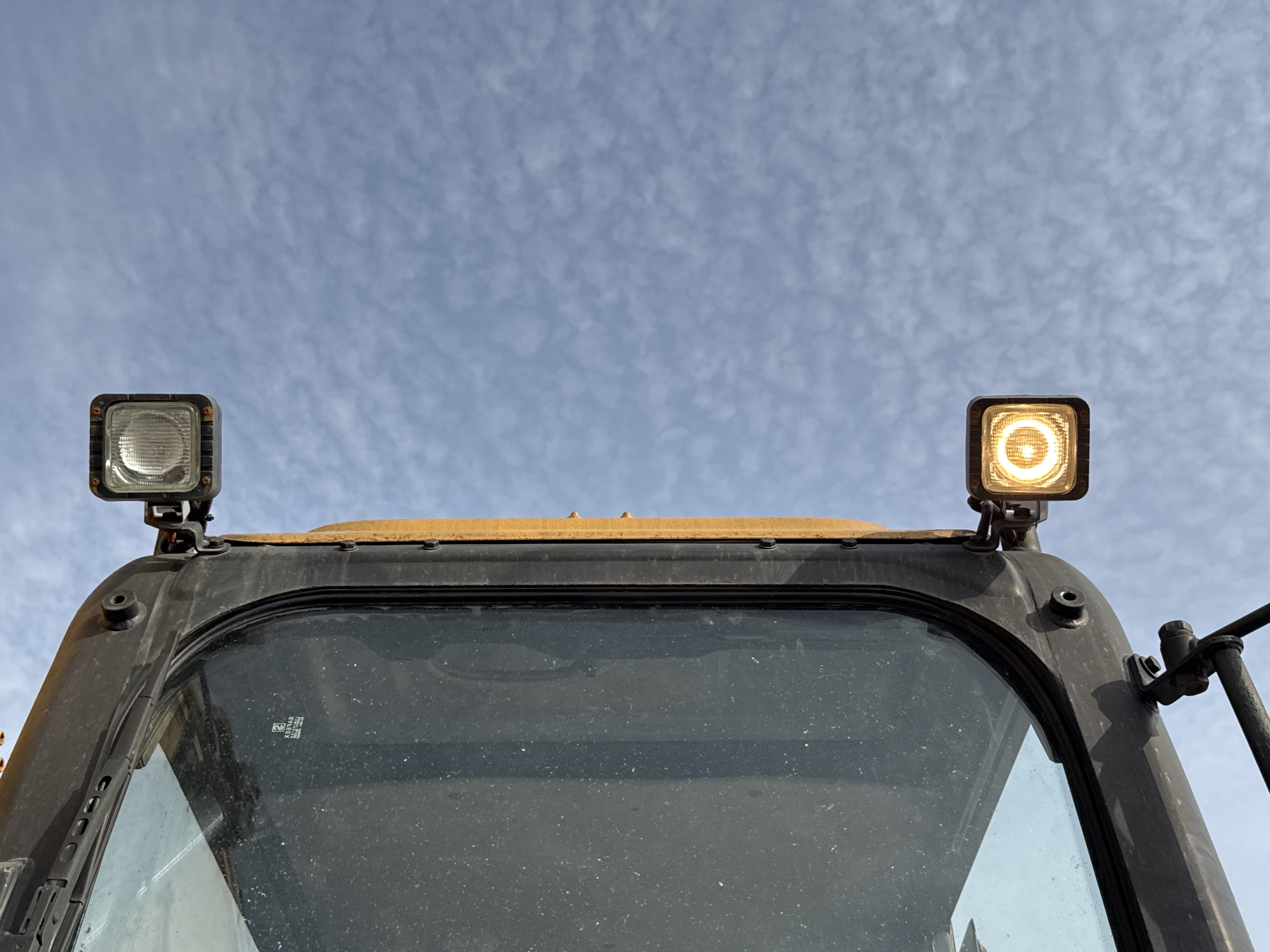 MDX-009-Cat-320D2-Medium-excavators-inspection-Electronics-Lights-and-signals-2